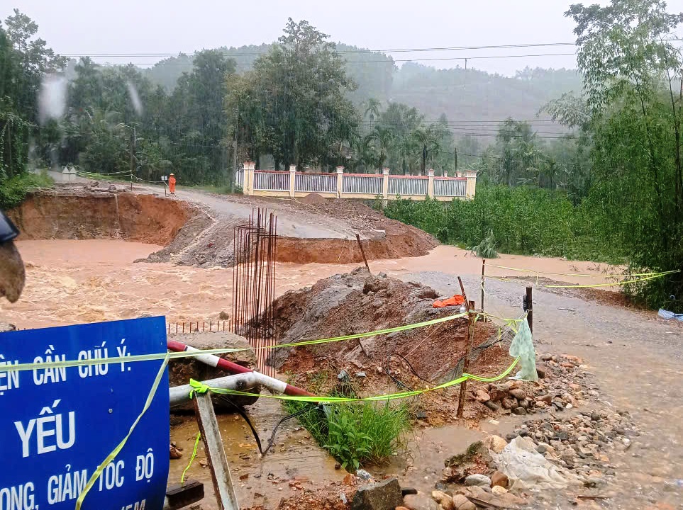 Sạt lở nhiều nơi, Đà Nẵng yêu cầu thủy điện điều tiết, xả lũ tránh đột biến- Ảnh 1. Sạt lở nhiều nơi, Đà Nẵng yêu cầu thủy điện điều tiết, xả lũ tránh đột biến- Ảnh 1.