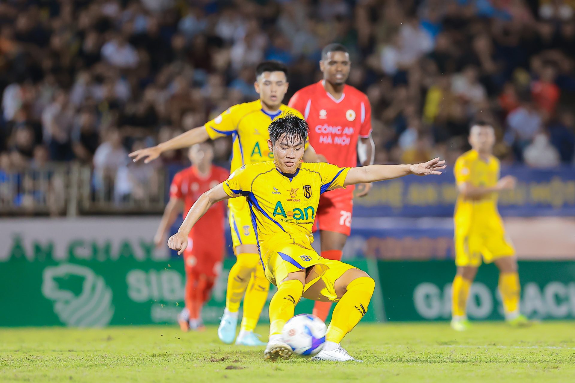 Rimario tỏa sáng giúp Thanh Hóa 'giải hạn', thắng nghẹt thở SLNA: Vui sao nước mắt lại trào!- Ảnh 2.