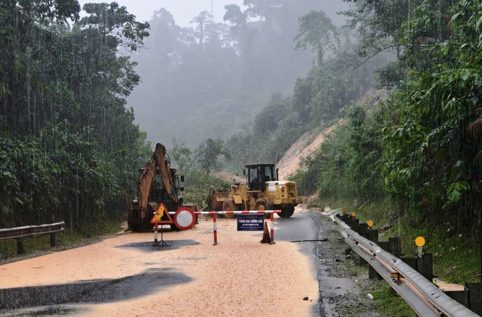 Đà Nẵng: Hàng ngàn người dân bị cô lập, loạt thủy điện tăng lưu lượng xả tràn- Ảnh 1. Đà Nẵng: Hàng ngàn người dân bị cô lập, loạt thủy điện tăng lưu lượng xả tràn- Ảnh 1.