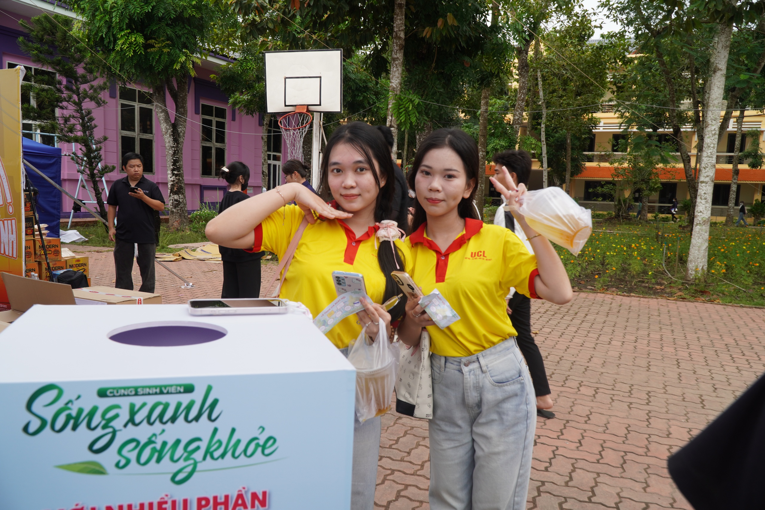 Nhiều bạn trẻ tham gia 'Cùng sinh viên sống xanh, sống khỏe',  đổi rác lấy quà - Ảnh 7. Nhiều bạn trẻ tham gia 'Cùng sinh viên sống xanh, sống khỏe',  đổi rác lấy quà - Ảnh 7.