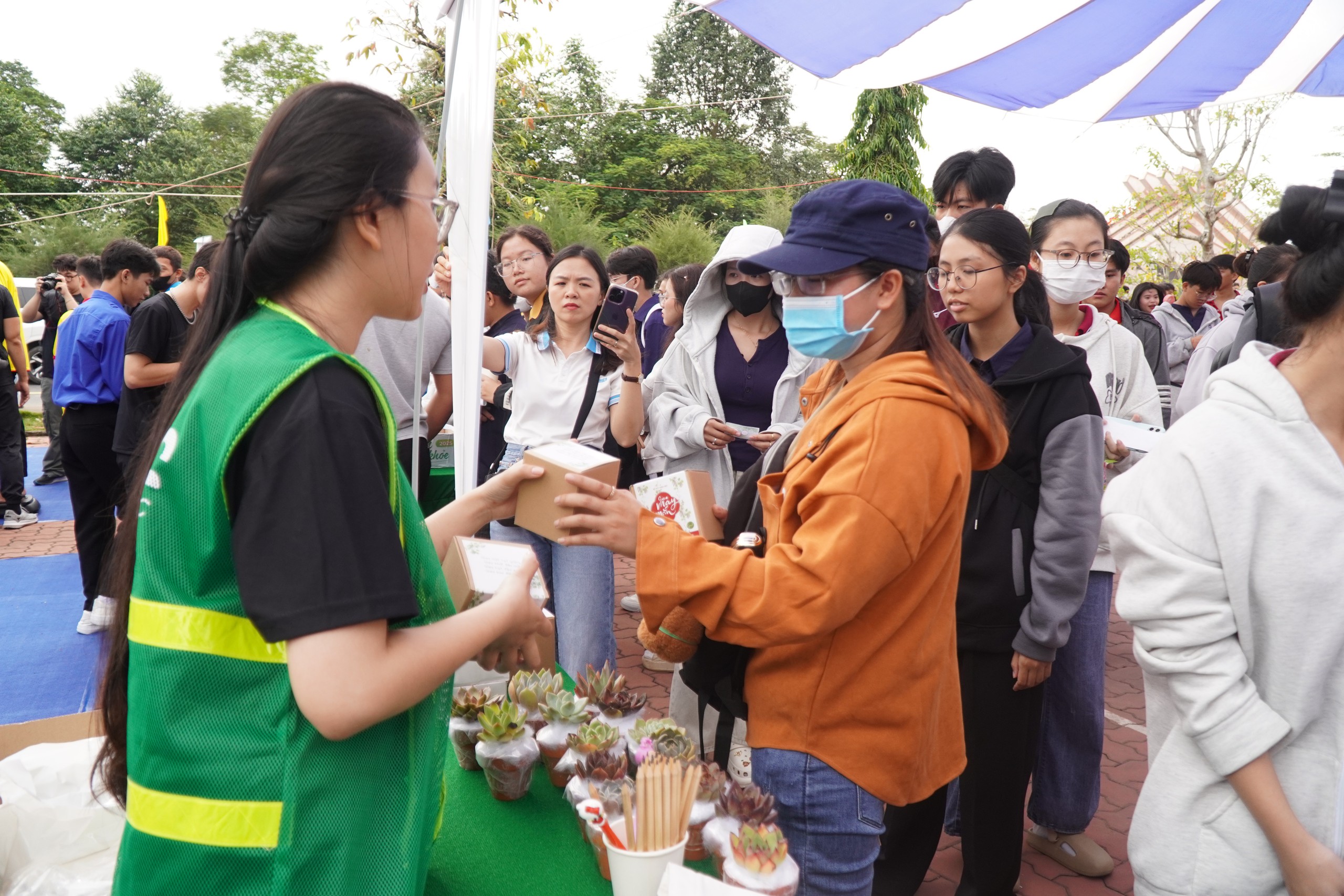 Nhiều bạn trẻ tham gia 'Cùng sinh viên sống xanh, sống khỏe',  đổi rác lấy quà - Ảnh 3. Nhiều bạn trẻ tham gia 'Cùng sinh viên sống xanh, sống khỏe',  đổi rác lấy quà - Ảnh 3.