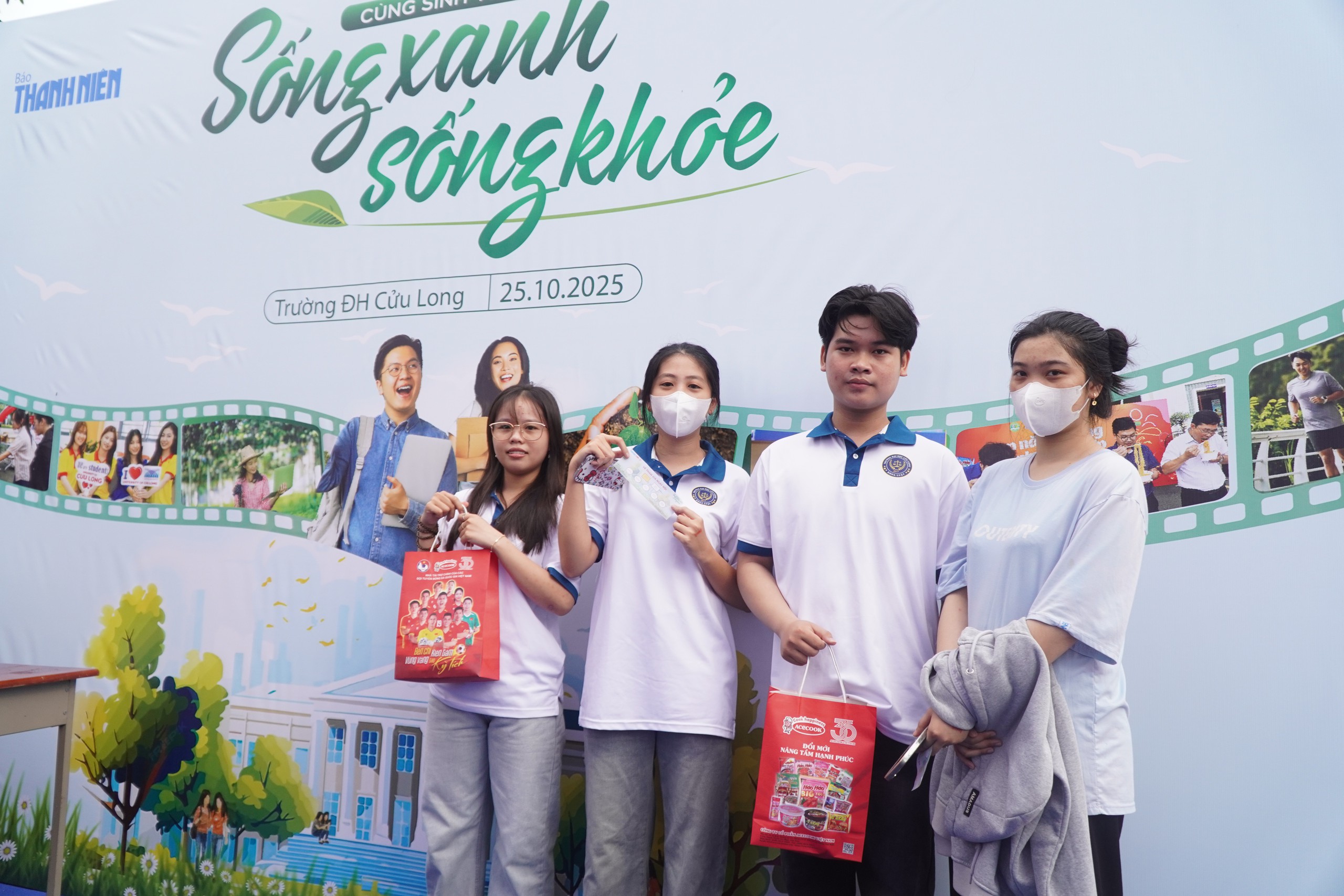 Nhiều bạn trẻ tham gia 'Cùng sinh viên sống xanh, sống khỏe',  đổi rác lấy quà - Ảnh 1. Nhiều bạn trẻ tham gia 'Cùng sinh viên sống xanh, sống khỏe',  đổi rác lấy quà - Ảnh 1.