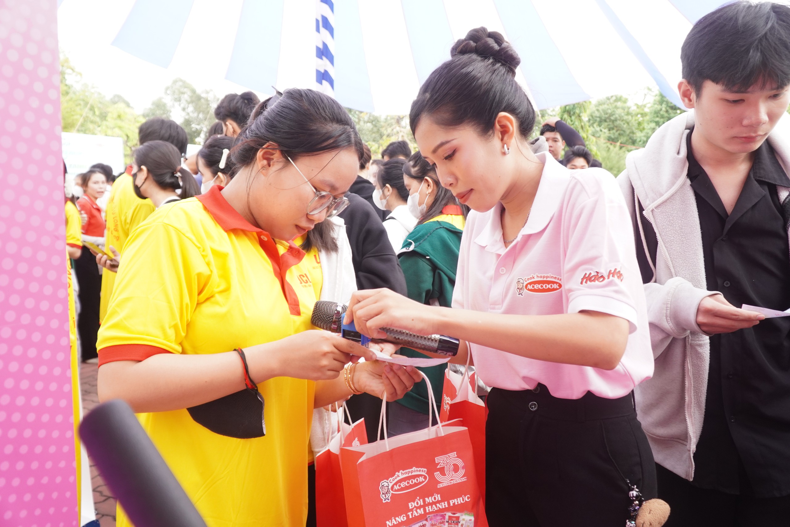 Nhiều bạn trẻ tham gia 'Cùng sinh viên sống xanh, sống khỏe',  đổi rác lấy quà - Ảnh 6. Nhiều bạn trẻ tham gia 'Cùng sinh viên sống xanh, sống khỏe',  đổi rác lấy quà - Ảnh 6.