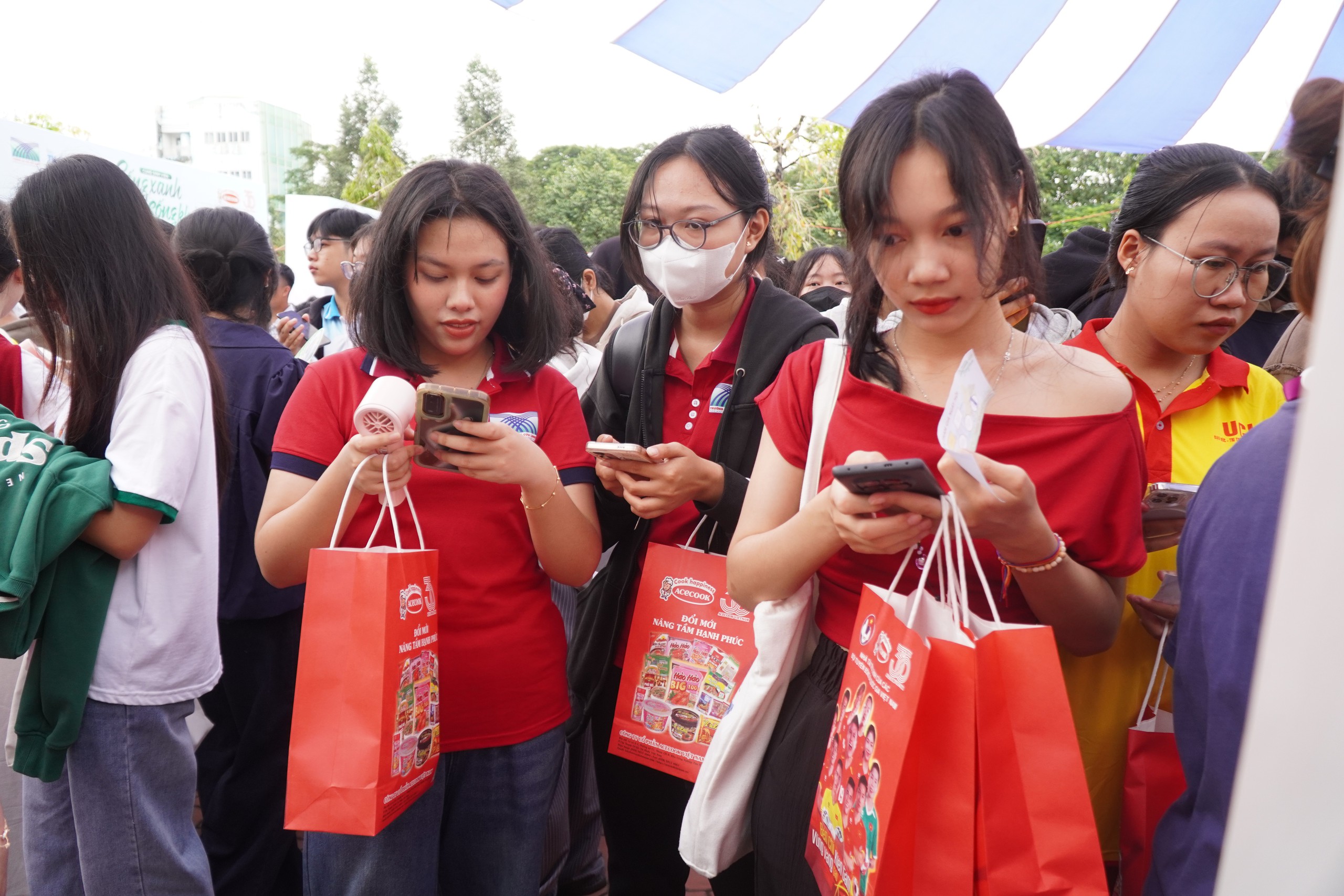Nhiều bạn trẻ tham gia 'Cùng sinh viên sống xanh, sống khỏe',  đổi rác lấy quà - Ảnh 4. Nhiều bạn trẻ tham gia 'Cùng sinh viên sống xanh, sống khỏe',  đổi rác lấy quà - Ảnh 4.
