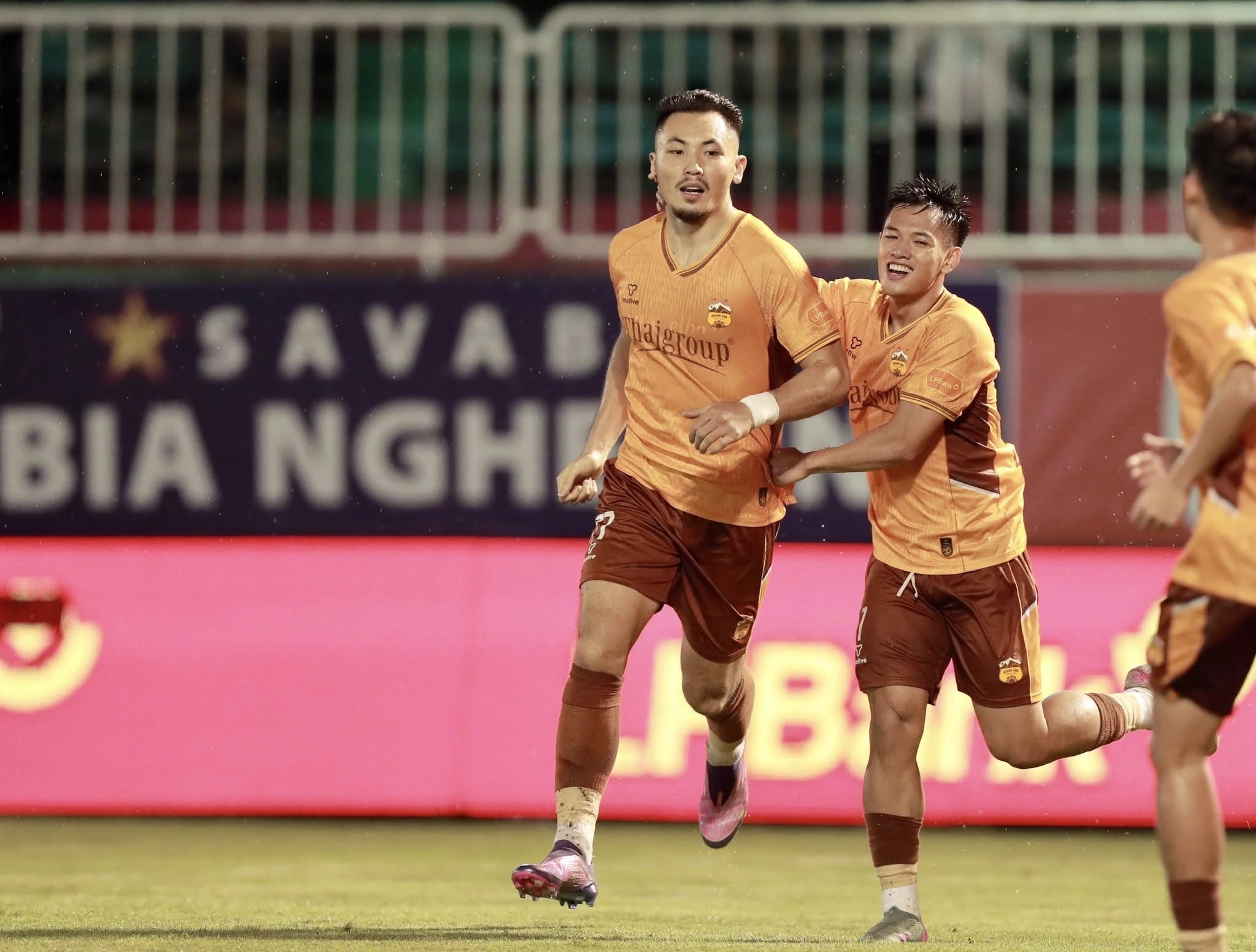 Bảng xếp hạng V-League mới nhất: HAGL thoát đáy ngoạn mục, sốc với tốp 4- Ảnh 1.