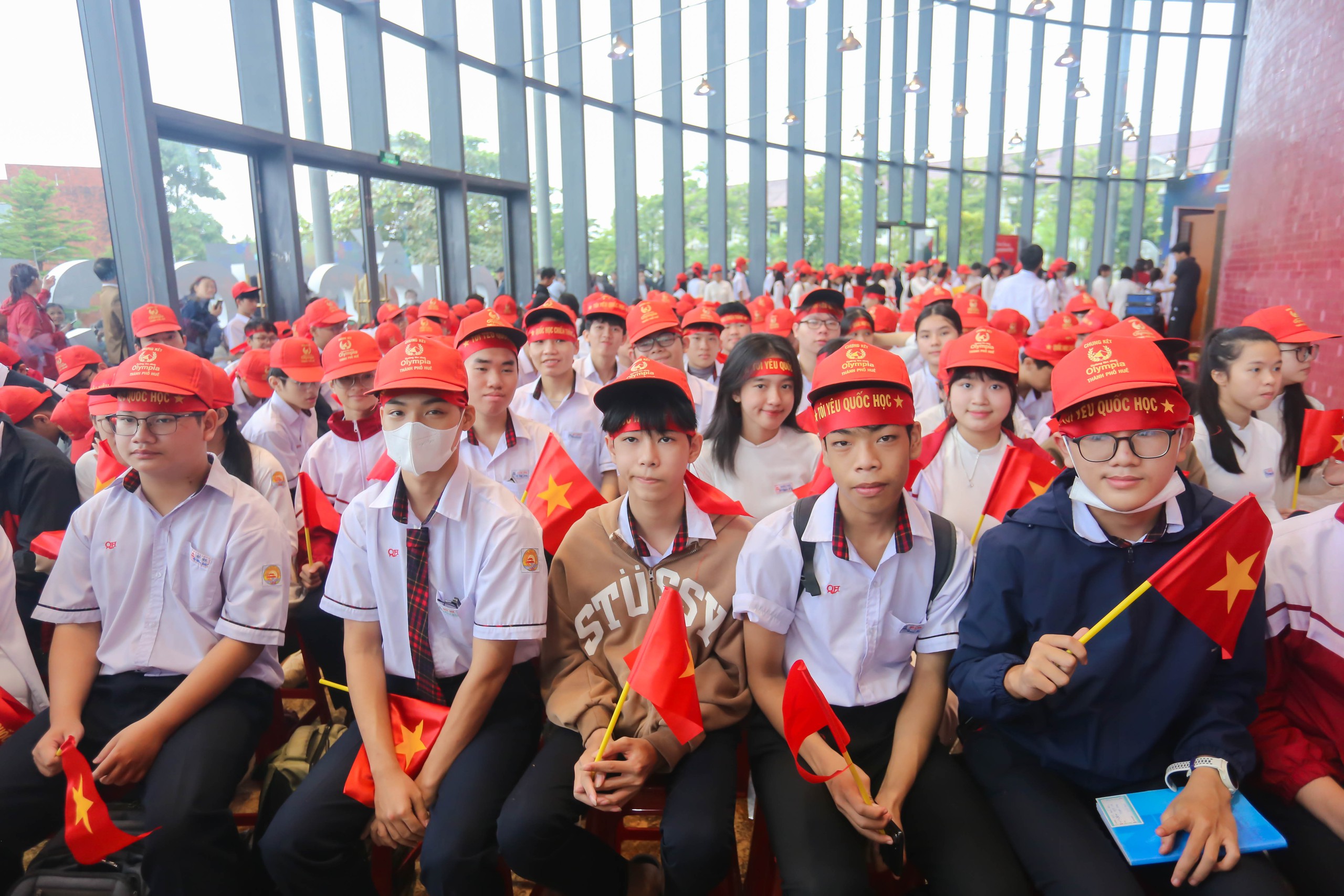 Đẹp mắt cảnh h&agrave;ng ng&agrave;n người tại điểm cầu Huế 'tiếp lửa' cho L&ecirc; Quang Duy Khoa - Ảnh 5.