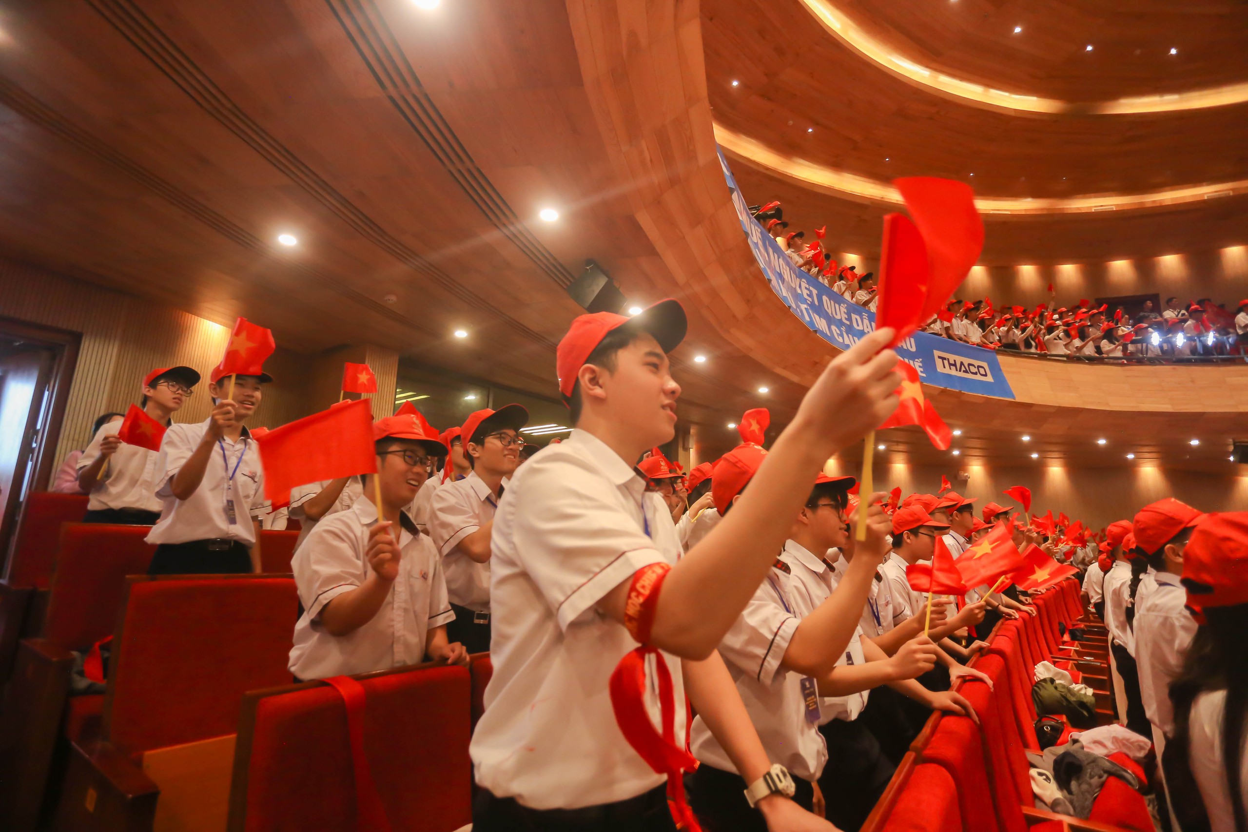 Đẹp mắt cảnh h&agrave;ng ng&agrave;n người tại điểm cầu Huế 'tiếp lửa' cho L&ecirc; Quang Duy Khoa - Ảnh 2.