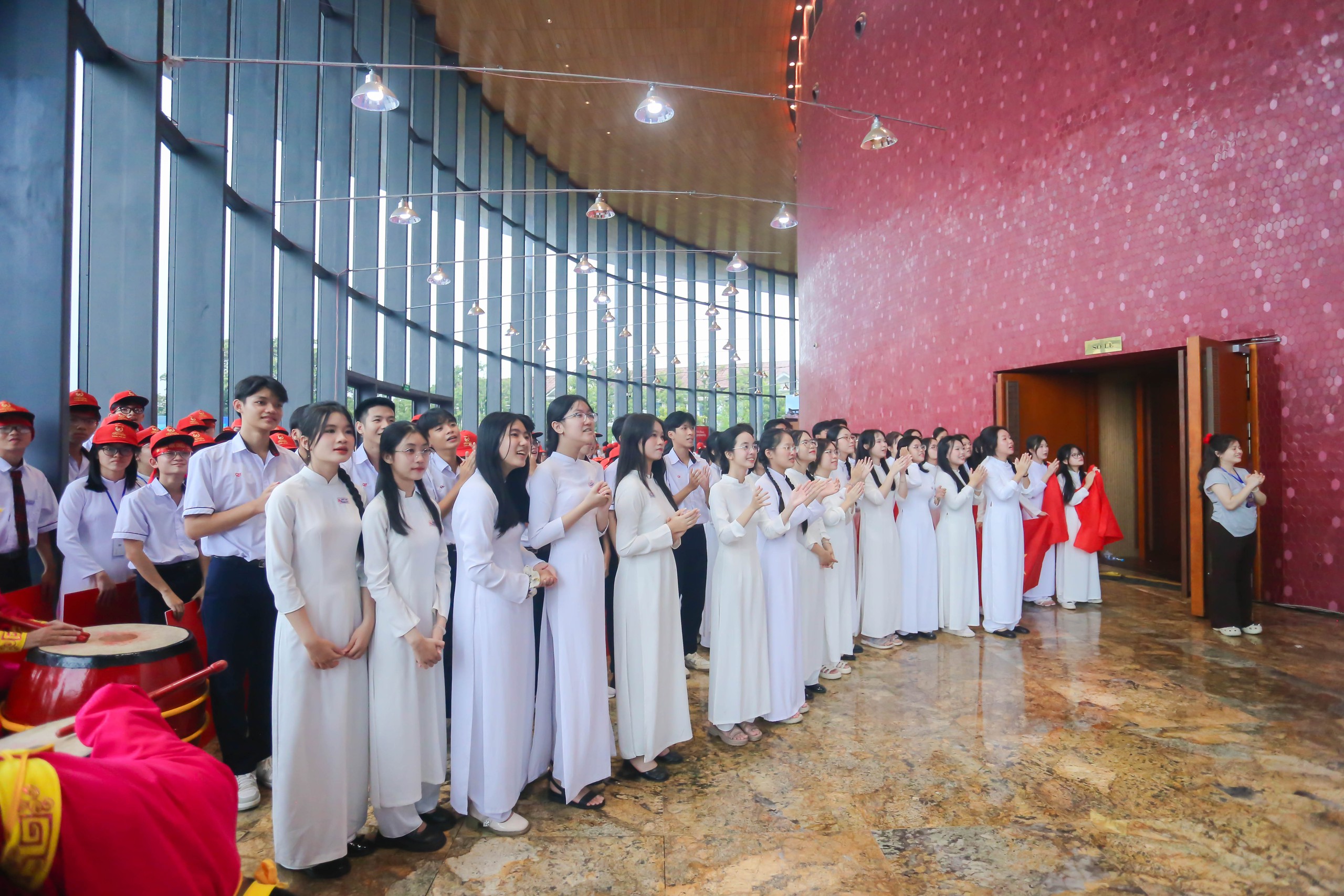 Đẹp mắt cảnh h&agrave;ng ng&agrave;n người tại điểm cầu Huế 'tiếp lửa' cho L&ecirc; Quang Duy Khoa - Ảnh 7.