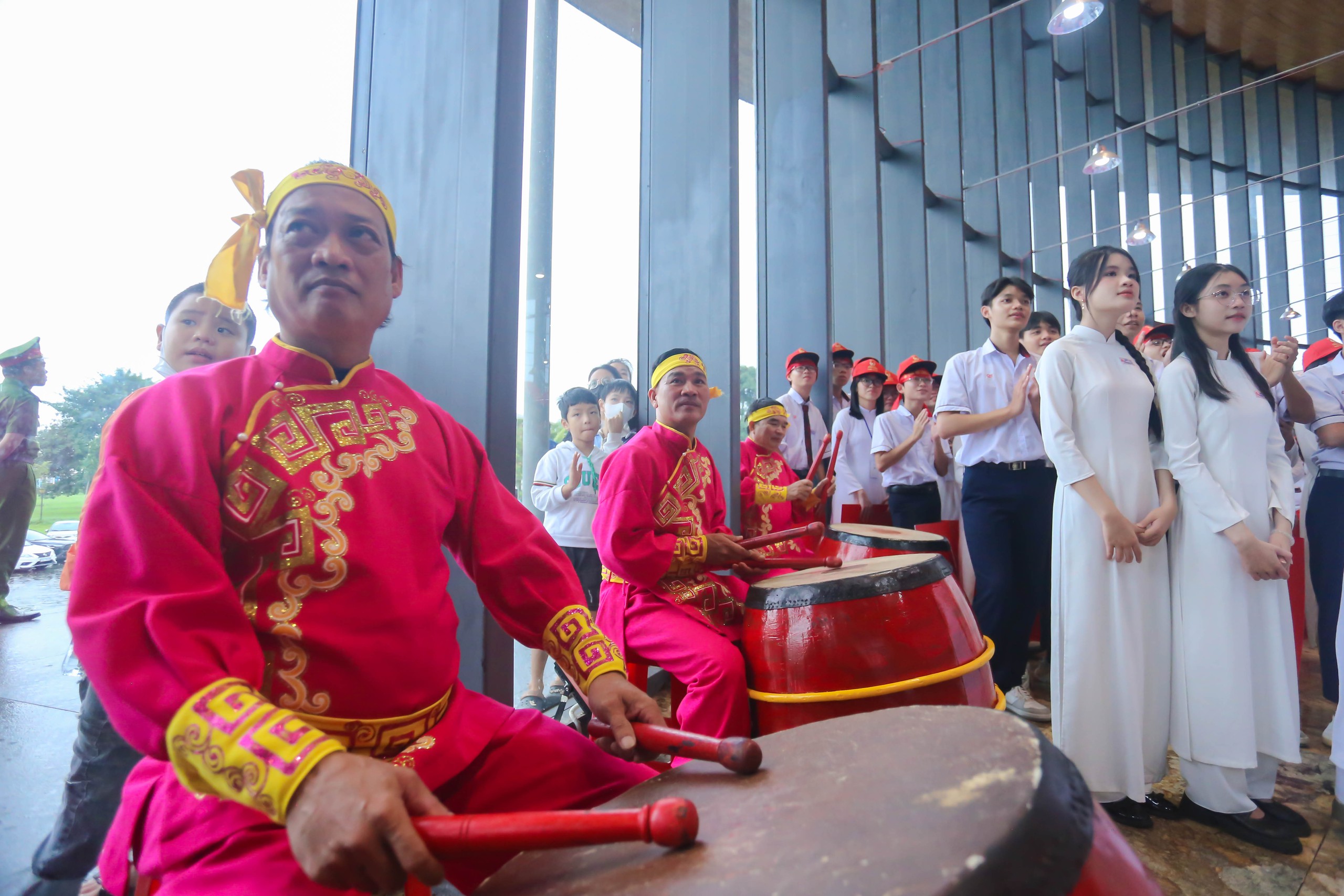 Đẹp mắt cảnh h&agrave;ng ng&agrave;n người tại điểm cầu Huế 'tiếp lửa' cho L&ecirc; Quang Duy Khoa - Ảnh 8.
