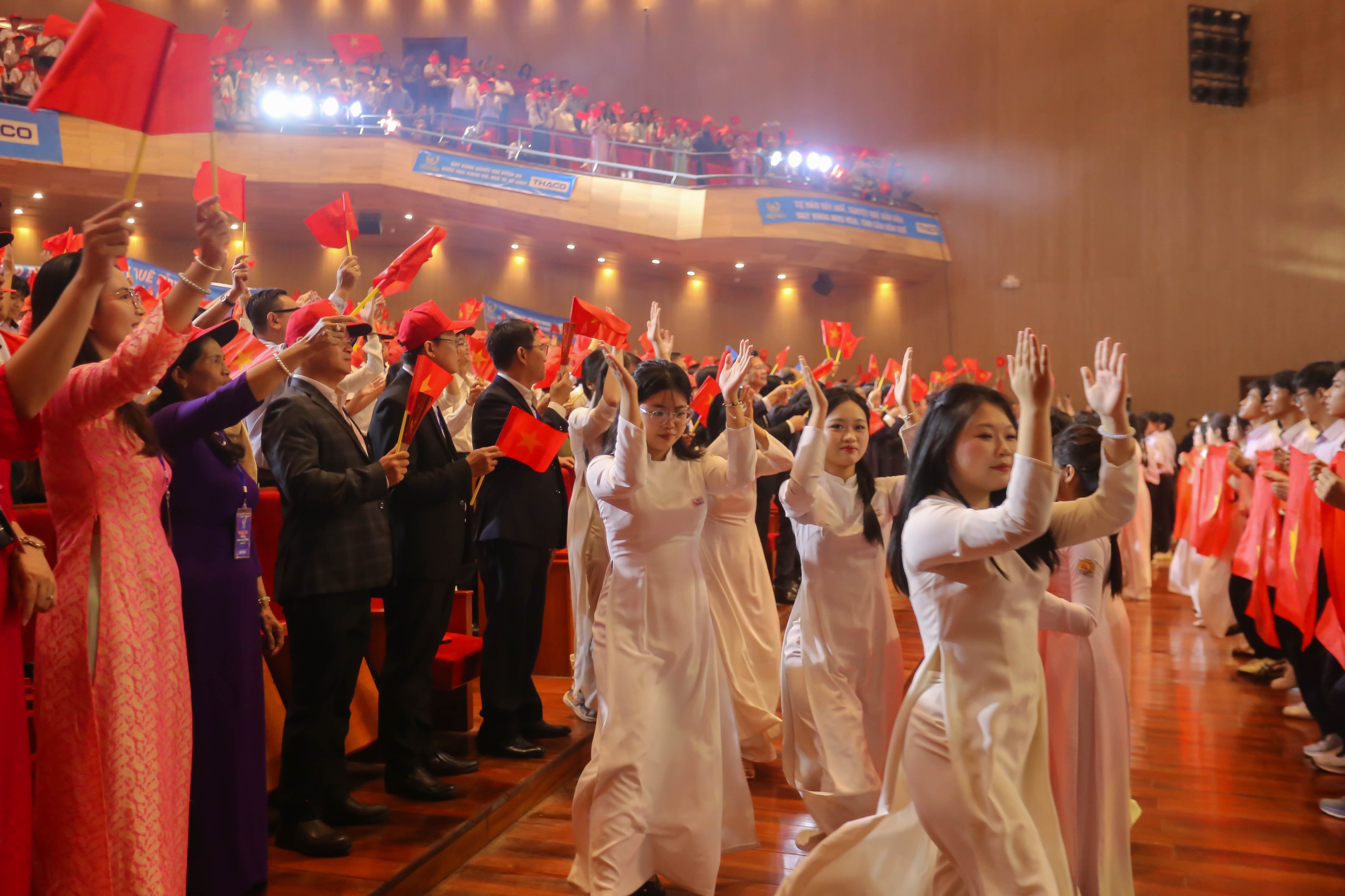 Đẹp mắt cảnh h&agrave;ng ng&agrave;n người tại điểm cầu Huế 'tiếp lửa' cho L&ecirc; Quang Duy Khoa - Ảnh 3.