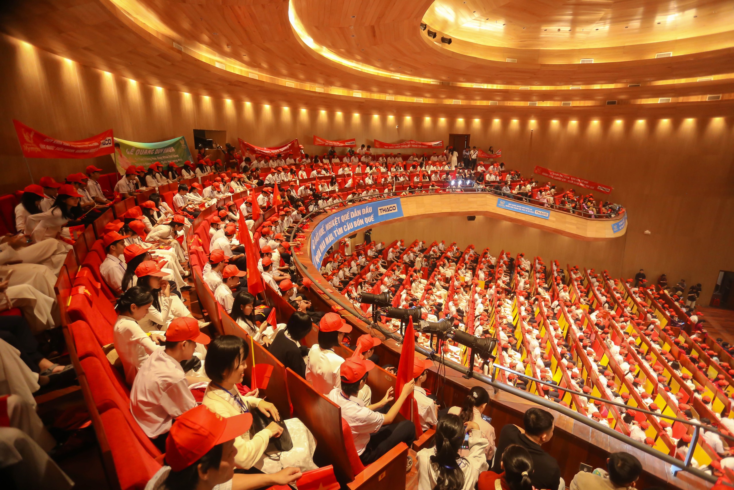 Đẹp mắt cảnh h&agrave;ng ng&agrave;n người tại điểm cầu Huế 'tiếp lửa' cho L&ecirc; Quang Duy Khoa - Ảnh 1.