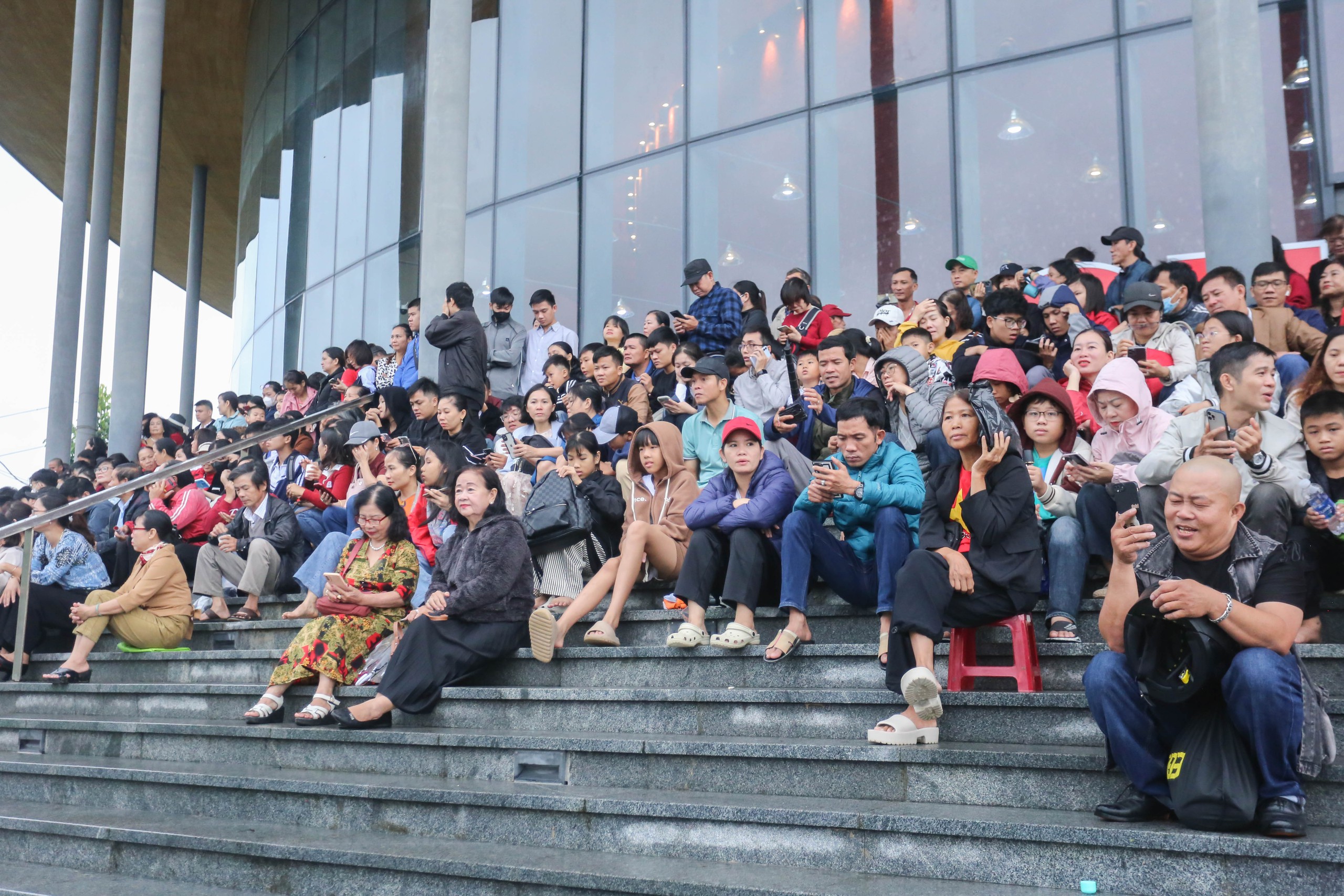 Đẹp mắt cảnh h&agrave;ng ng&agrave;n người tại điểm cầu Huế 'tiếp lửa' cho L&ecirc; Quang Duy Khoa - Ảnh 9.