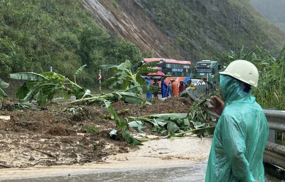 Sạt lở tại Quảng Ngãi: Giao thông miền núi bị ảnh hưởng trầm trọng sau mưa lớn- Ảnh 1. Sạt lở tại Quảng Ngãi: Giao thông miền núi bị ảnh hưởng trầm trọng sau mưa lớn- Ảnh 1.