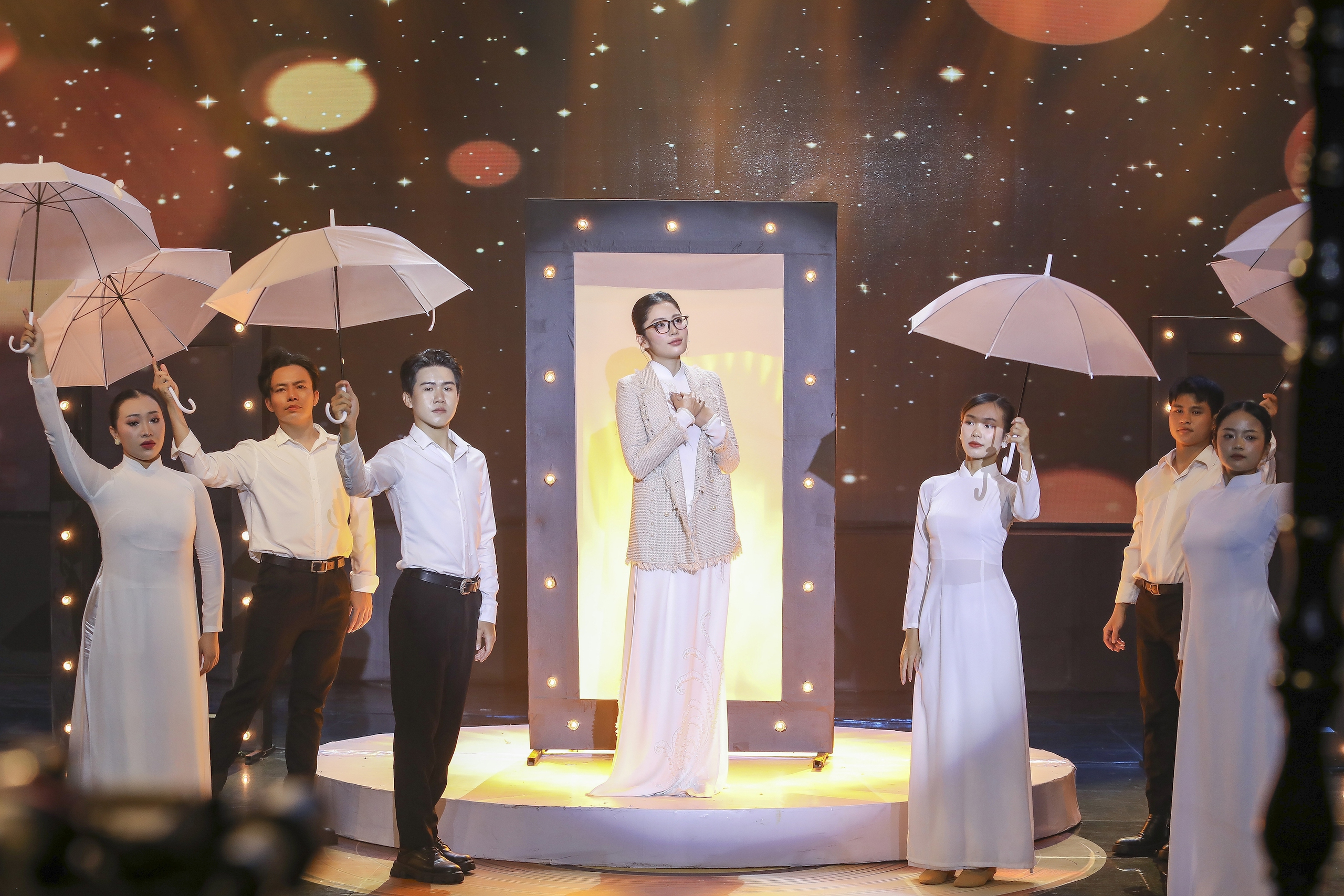 Lệ Nam hát 'Giã từ' gây chú ý ở 'Tình bolero' - Ảnh 2.