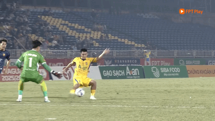 Rimario tỏa sáng giúp Thanh Hóa 'giải hạn', thắng nghẹt thở SLNA: Vui sao nước mắt lại trào! - Ảnh 3. Rimario tỏa sáng giúp Thanh Hóa 'giải hạn', thắng nghẹt thở SLNA: Vui sao nước mắt lại trào! - Ảnh 1.