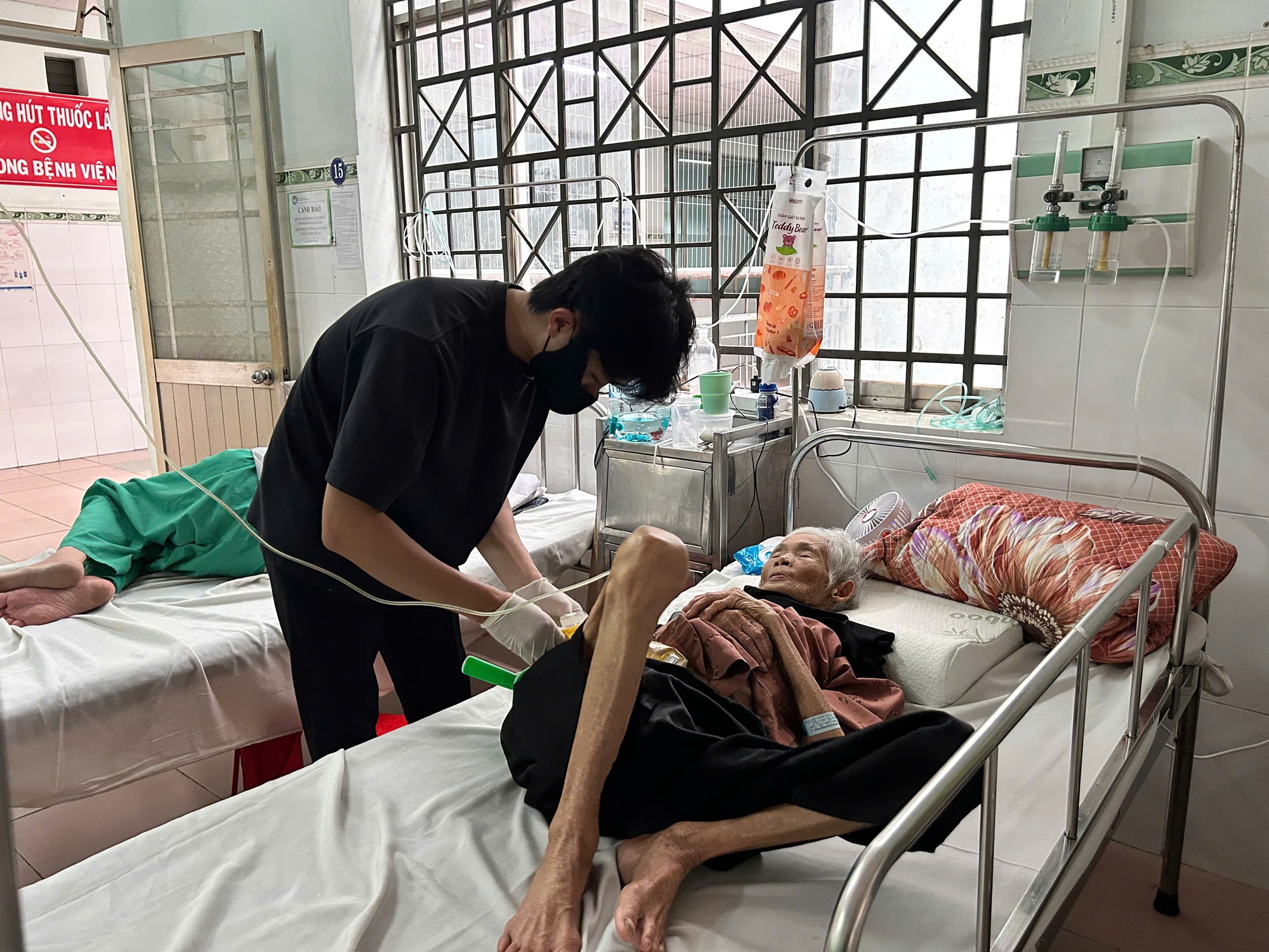 Chàng trai trẻ hiếu thảo bỏ việc để chăm sóc bà nội , câu chuyện cảm động - Ảnh 1. Chàng trai trẻ hiếu thảo bỏ việc để chăm sóc bà nội , câu chuyện cảm động - Ảnh 1.