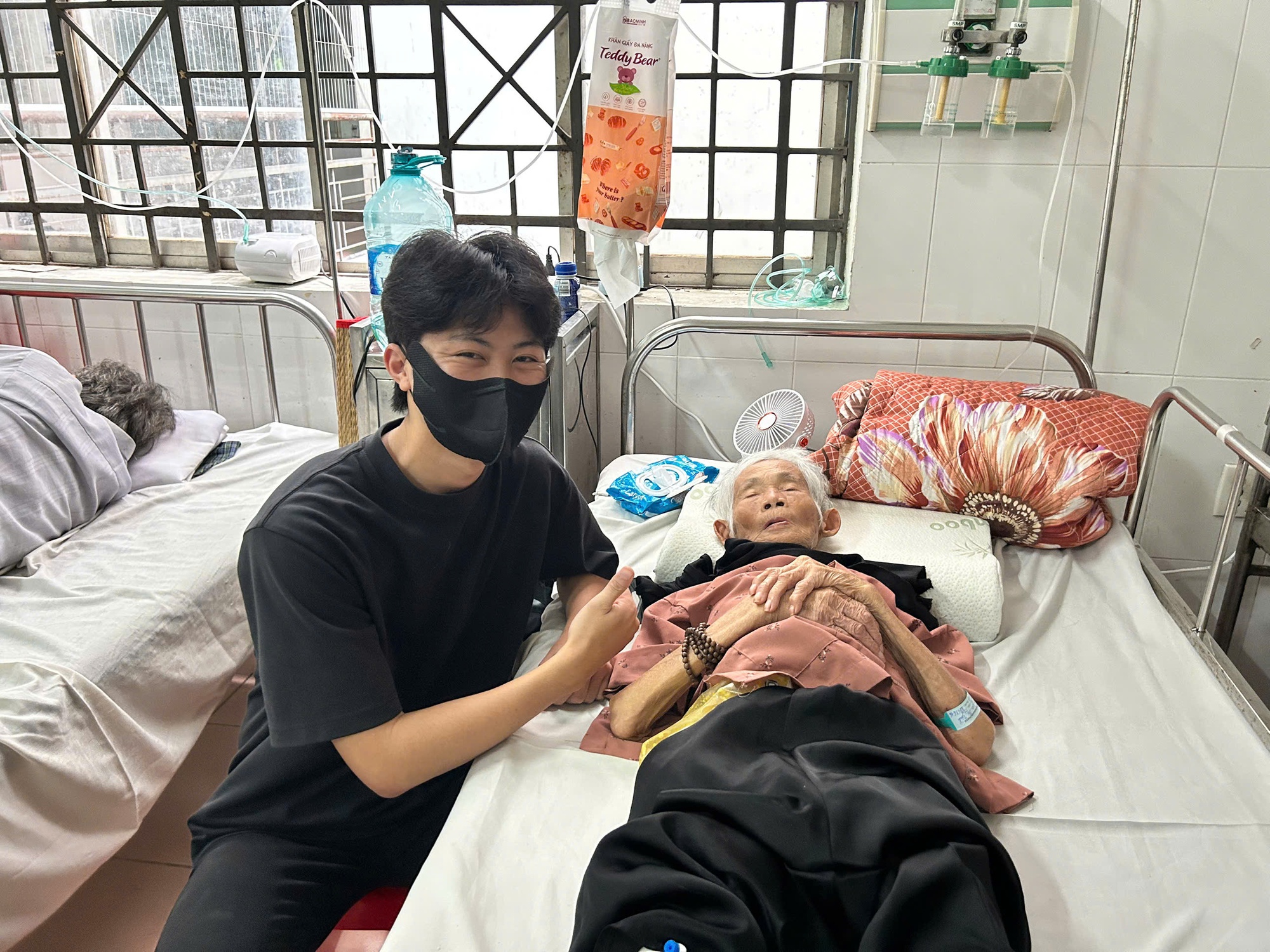 Chàng trai trẻ hiếu thảo bỏ việc để chăm sóc bà nội , câu chuyện cảm động - Ảnh 5. Chàng trai trẻ hiếu thảo bỏ việc để chăm sóc bà nội , câu chuyện cảm động - Ảnh 5.