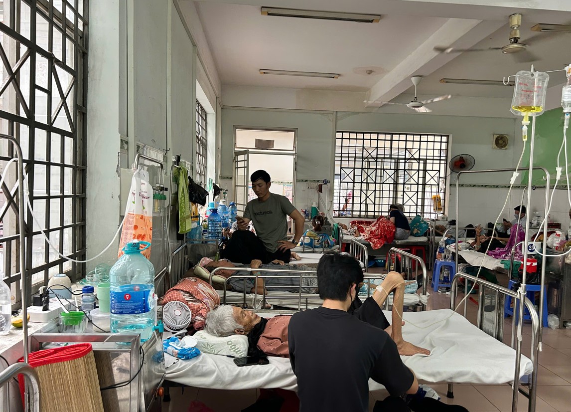 Chàng trai trẻ hiếu thảo bỏ việc để chăm sóc bà nội , câu chuyện cảm động - Ảnh 2. Chàng trai trẻ hiếu thảo bỏ việc để chăm sóc bà nội , câu chuyện cảm động - Ảnh 2.