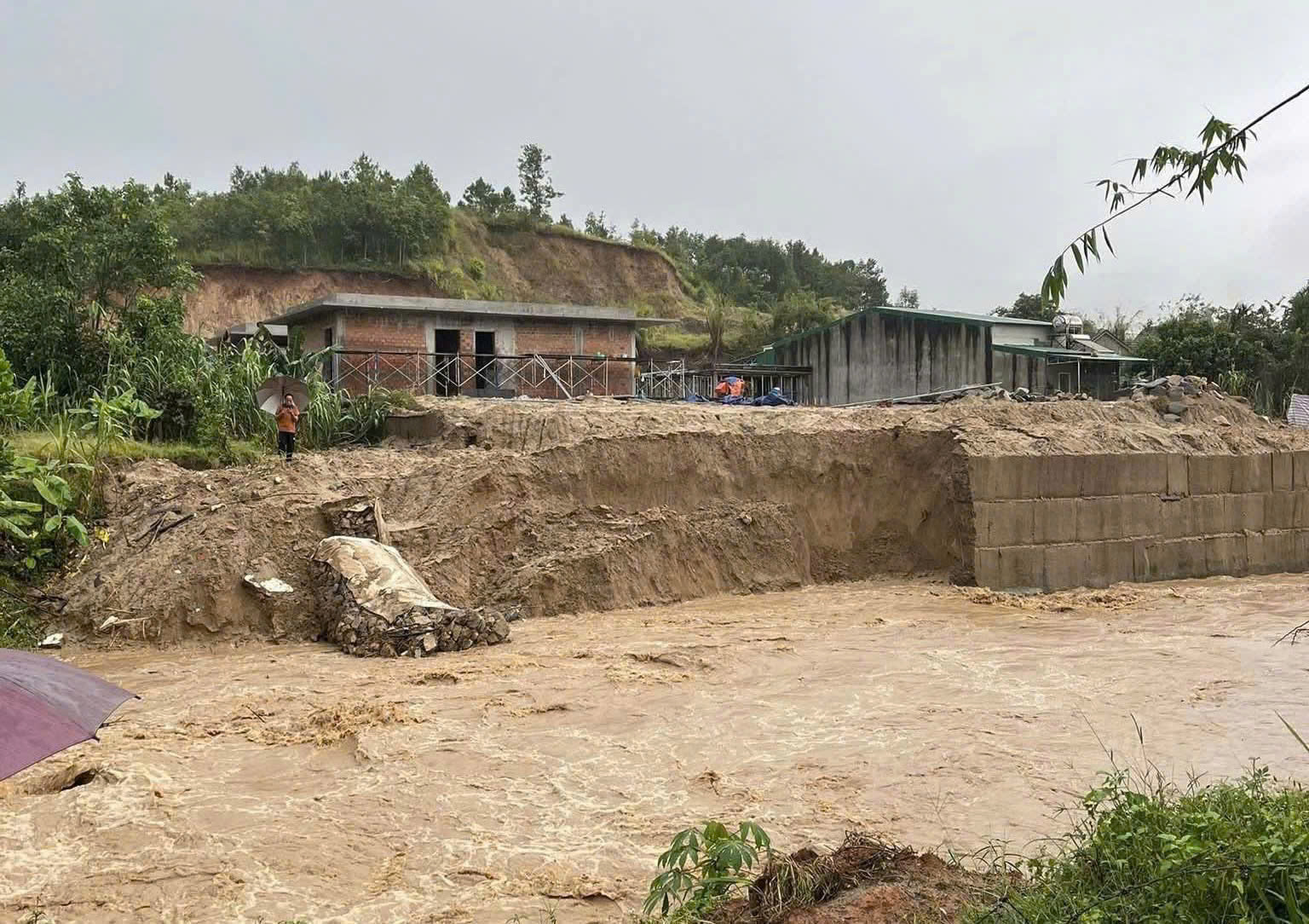 Sạt lở tại Quảng Ngãi: Giao thông miền núi bị ảnh hưởng trầm trọng sau mưa lớn- Ảnh 6. Sạt lở tại Quảng Ngãi: Giao thông miền núi bị ảnh hưởng trầm trọng sau mưa lớn- Ảnh 6.