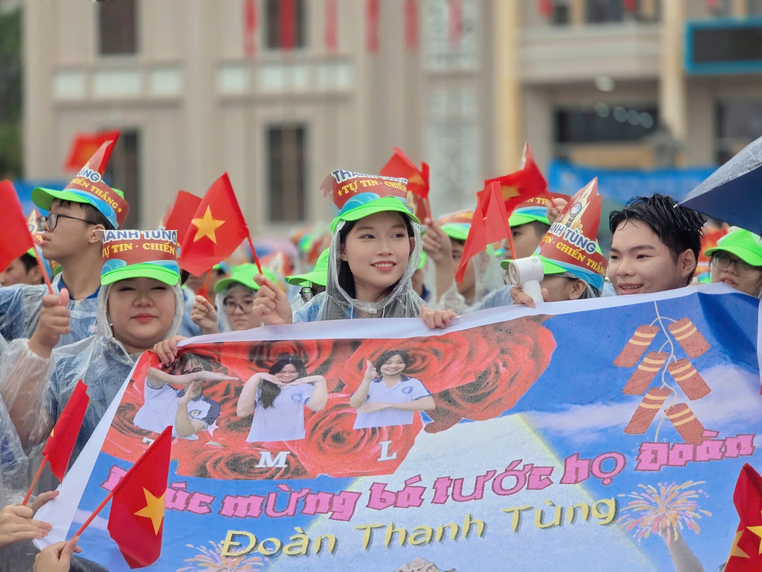 4.000 học sinh Kh&aacute;nh H&ograve;a đội mưa 'ch&aacute;y' hết m&igrave;nh cổ vũ Đo&agrave;n Thanh T&ugrave;ng - Ảnh 2.