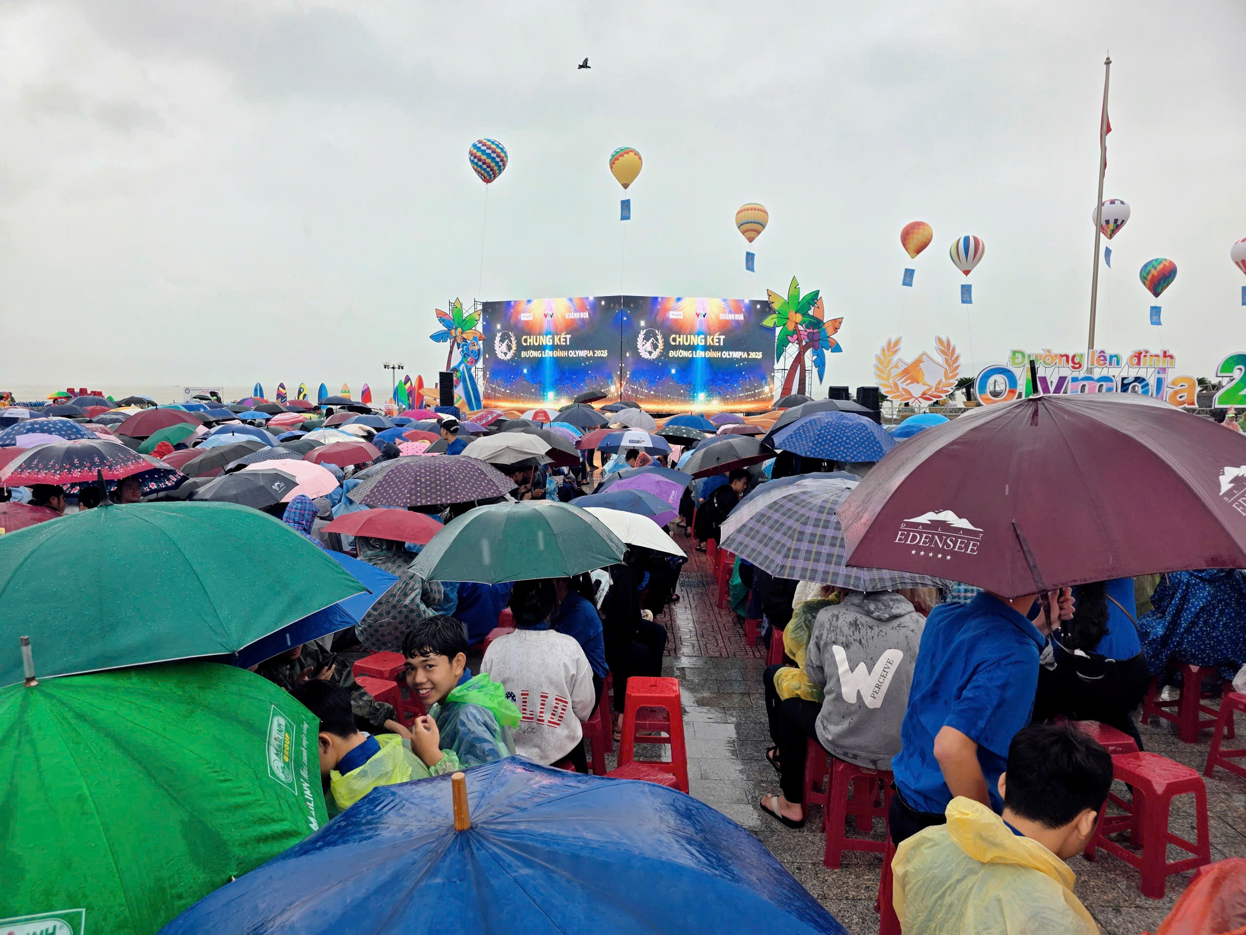 4.000 học sinh Kh&aacute;nh H&ograve;a đội mưa 'ch&aacute;y' hết m&igrave;nh cổ vũ Đo&agrave;n Thanh T&ugrave;ng - Ảnh 5.