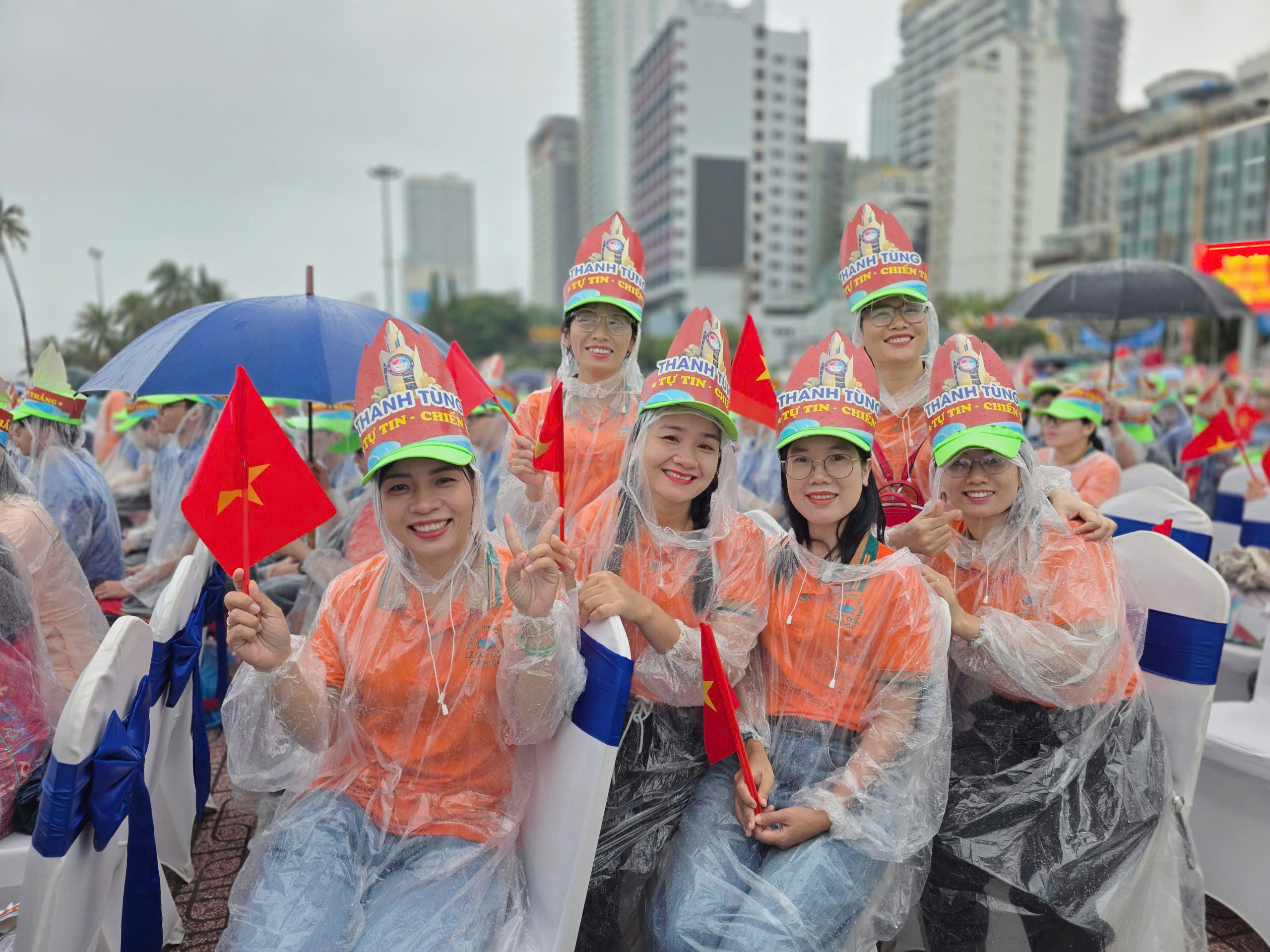 4.000 học sinh Kh&aacute;nh H&ograve;a đội mưa 'ch&aacute;y' hết m&igrave;nh cổ vũ Đo&agrave;n Thanh T&ugrave;ng - Ảnh 4.