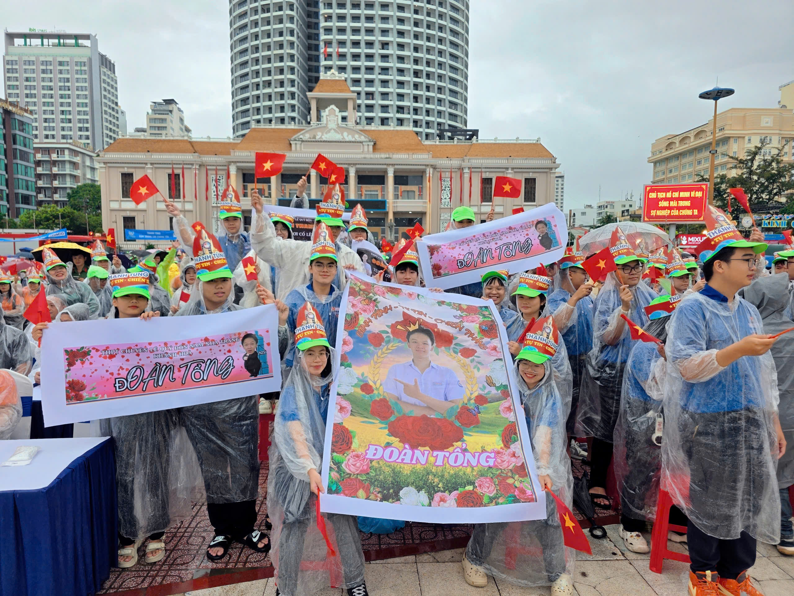 4.000 học sinh Kh&aacute;nh H&ograve;a đội mưa 'ch&aacute;y' hết m&igrave;nh cổ vũ Đo&agrave;n Thanh T&ugrave;ng - Ảnh 3.