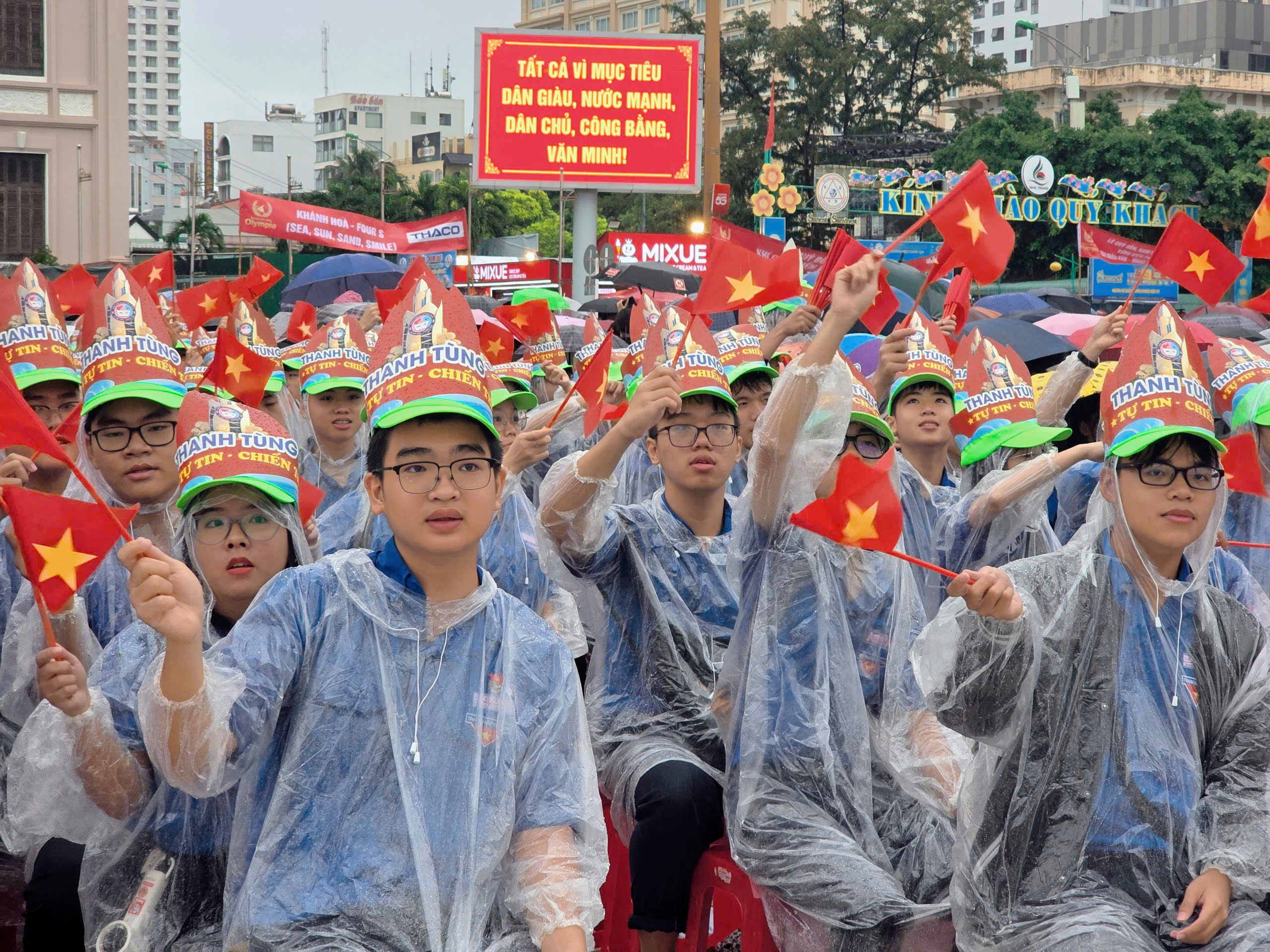 4.000 học sinh Kh&aacute;nh H&ograve;a đội mưa 'ch&aacute;y' hết m&igrave;nh cổ vũ Đo&agrave;n Thanh T&ugrave;ng - Ảnh 6.