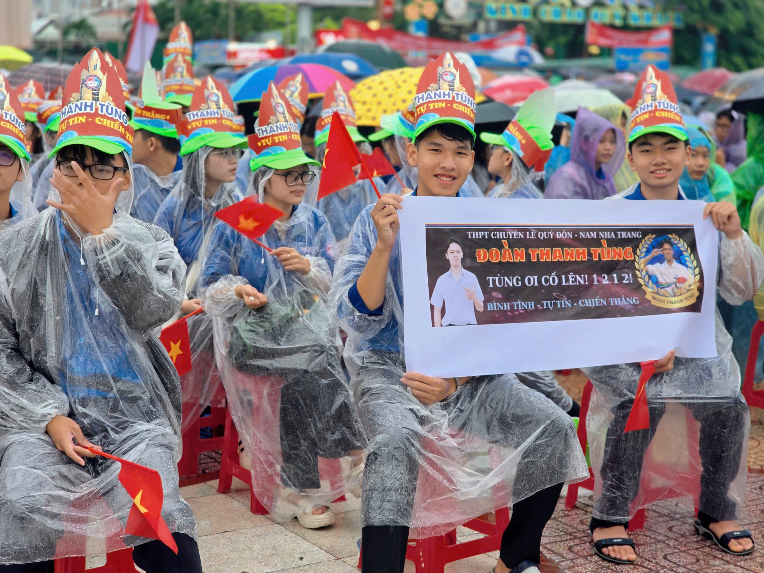 4.000 học sinh Kh&aacute;nh H&ograve;a đội mưa 'ch&aacute;y' hết m&igrave;nh cổ vũ Đo&agrave;n Thanh T&ugrave;ng - Ảnh 7.