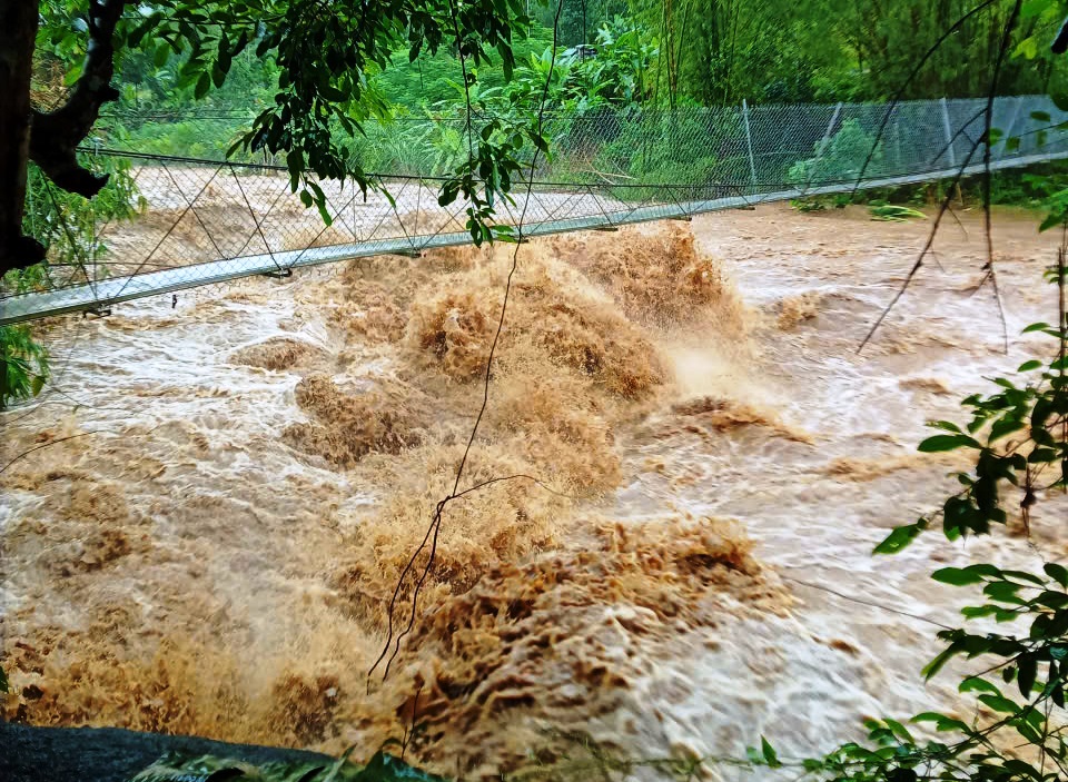 Đà Nẵng: Sạt lở gây cô lập nhiều nơi, sơ tán hàng trăm người dân - Ảnh 5. Đà Nẵng: Sạt lở gây cô lập nhiều nơi, sơ tán hàng trăm người dân - Ảnh 5.