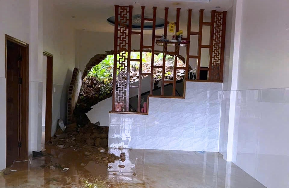 Đà Nẵng: Sạt lở gây cô lập nhiều nơi, sơ tán hàng trăm người dân - Ảnh 4. Đà Nẵng: Sạt lở gây cô lập nhiều nơi, sơ tán hàng trăm người dân - Ảnh 4.