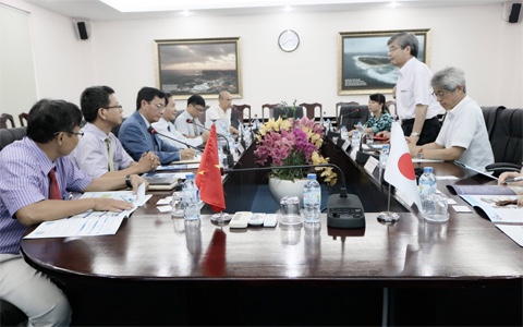 Trường ĐH 'trải thảm' để thu hút chuyên gia - Ảnh 2.
