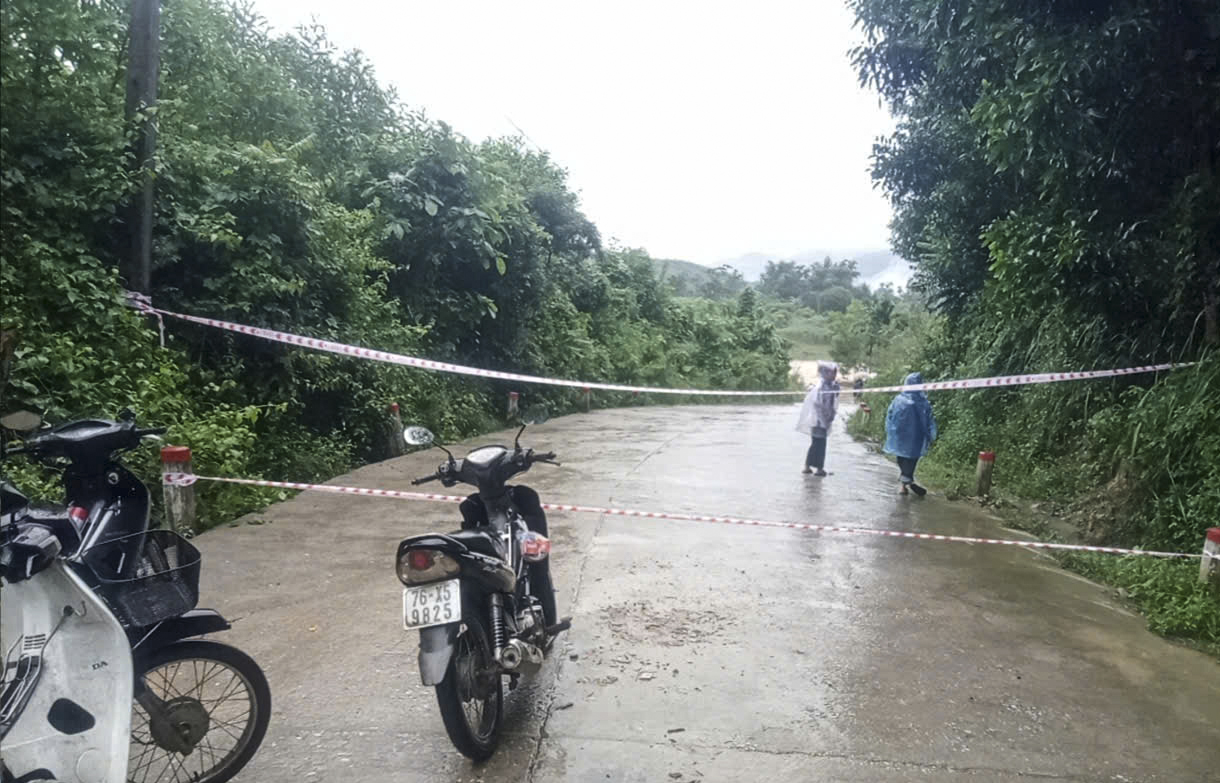 Một xã miền núi Quảng Ngãi cho học sinh nghỉ học vì mưa lớn, sạt lở núi- Ảnh 5. Một xã miền núi Quảng Ngãi cho học sinh nghỉ học vì mưa lớn, sạt lở núi- Ảnh 5.
