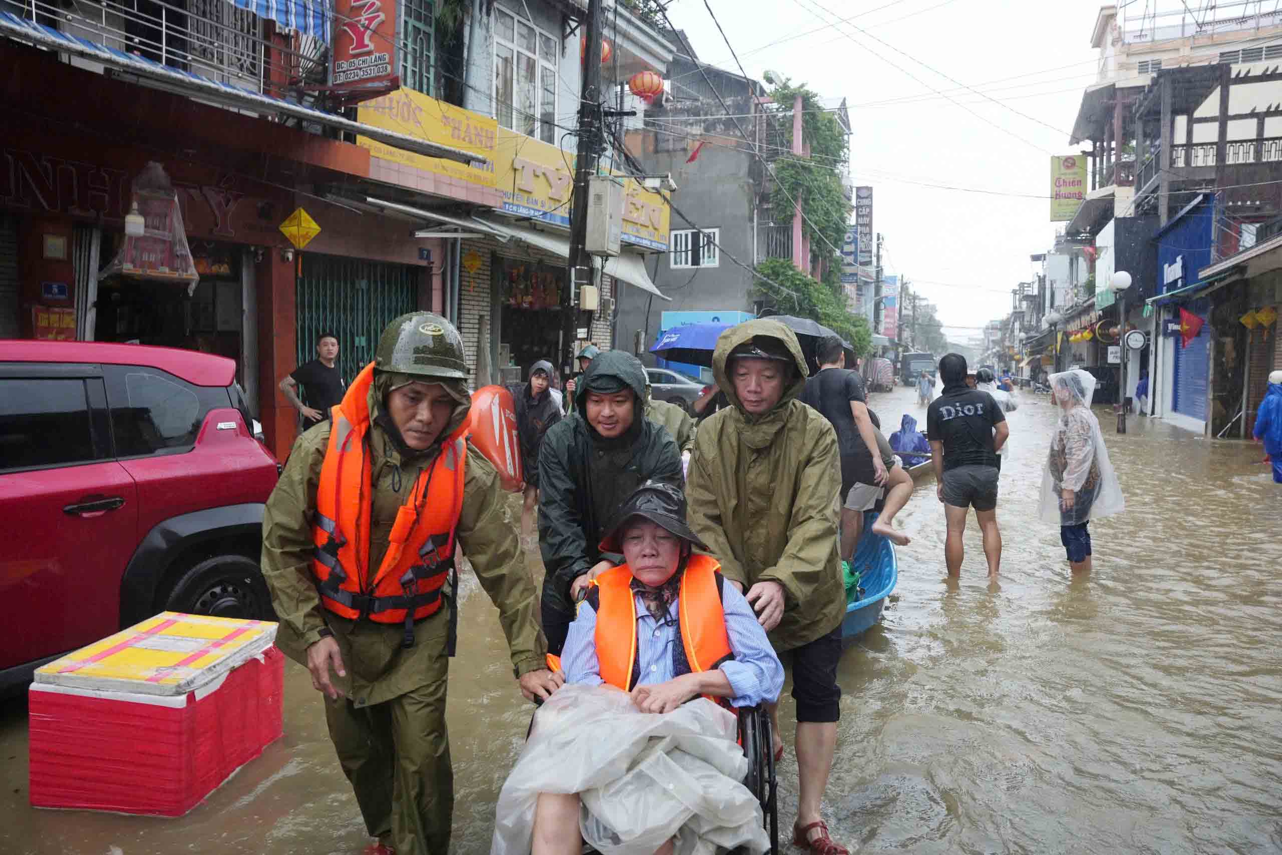 Ngập lụt, sạt lở nghiêm trọng ở nhiều tỉnh miền Trung - Ảnh 3.