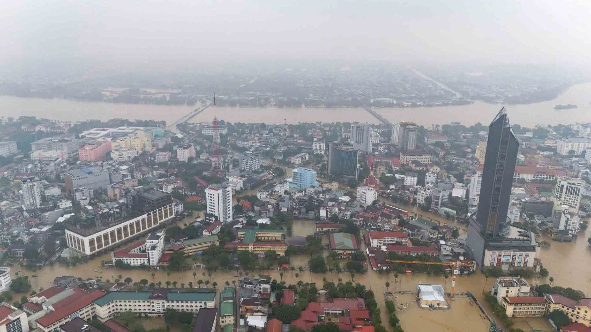 Ngập lụt, sạt lở nghiêm trọng ở nhiều tỉnh miền Trung - Ảnh 1.