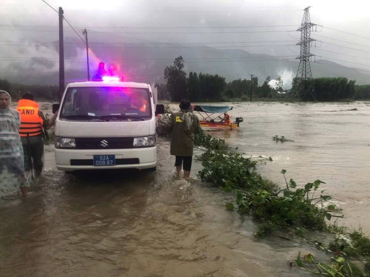 Đà Nẵng: Công an xã băng lũ cứu sản phụ giữa dòng nước xiết - Ảnh 2. Đà Nẵng: Công an xã băng lũ cứu sản phụ giữa dòng nước xiết - Ảnh 2.