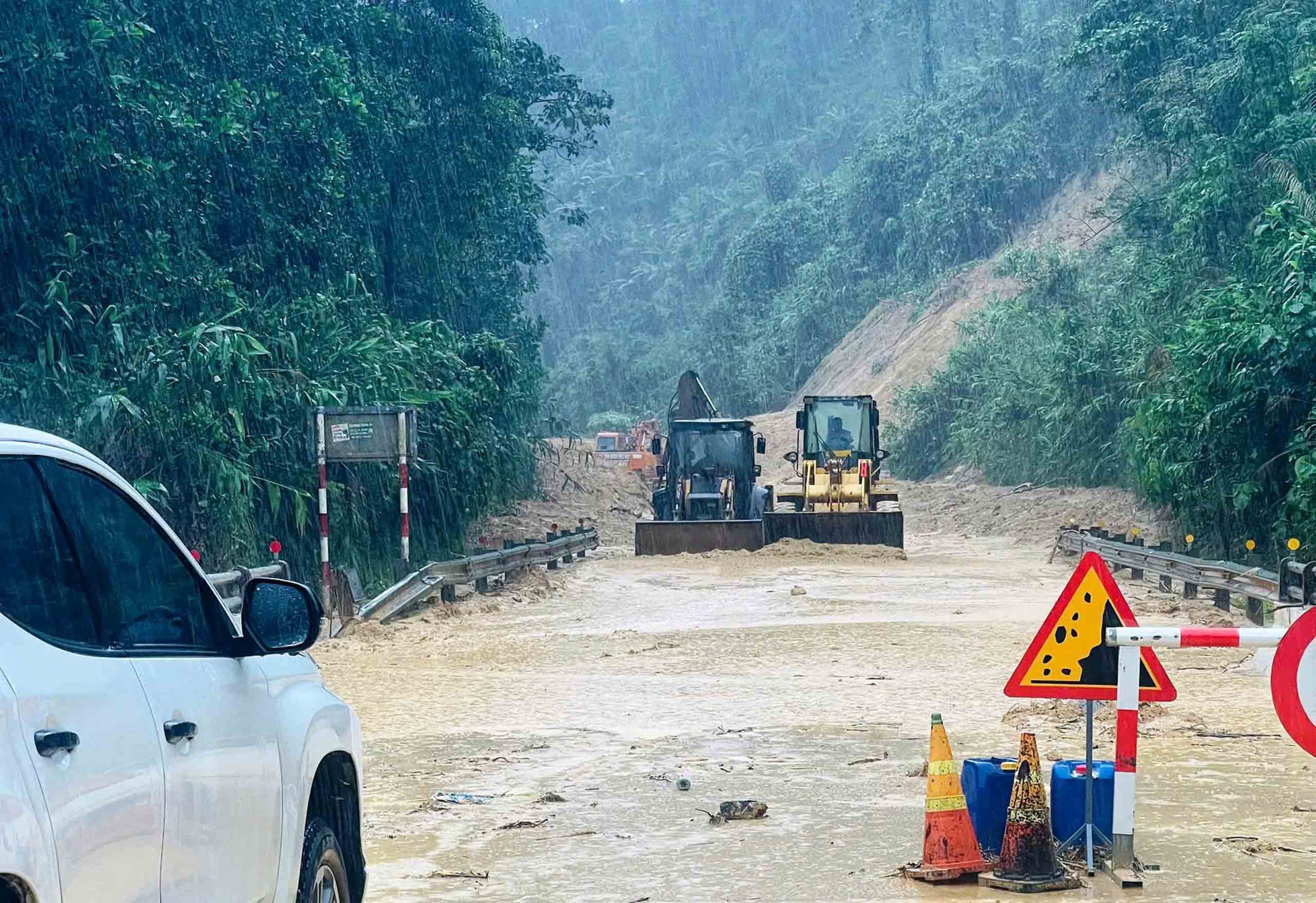 Ngập lụt, sạt lở nghiêm trọng ở nhiều tỉnh miền Trung - Ảnh 4.