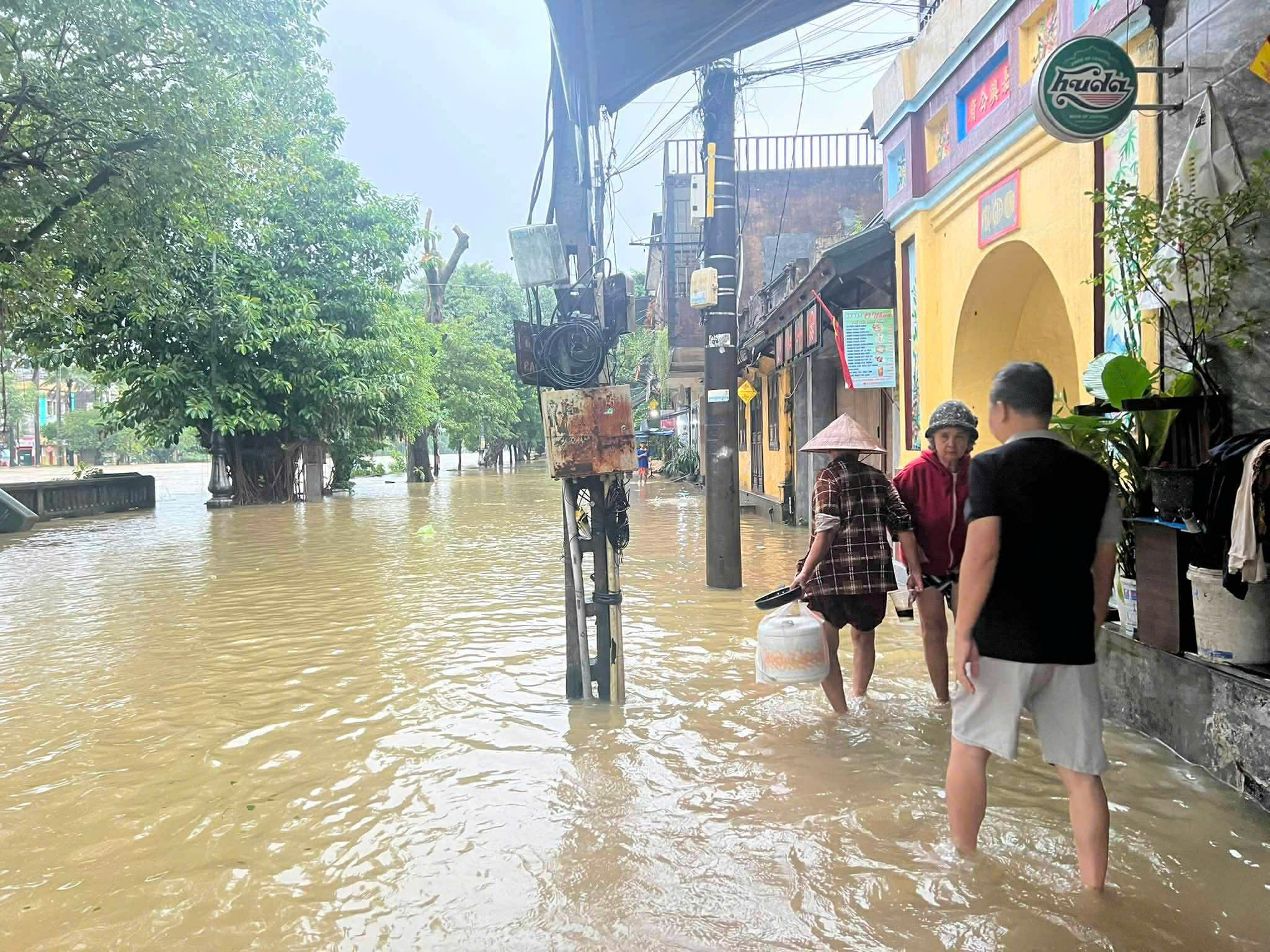 Lũ trên sông Hương lên cao, nhiều tuyến đường nội đô TP.Huế biến thành sông- Ảnh 7. Lũ trên sông Hương lên cao, nhiều tuyến đường nội đô TP.Huế biến thành sông- Ảnh 7.