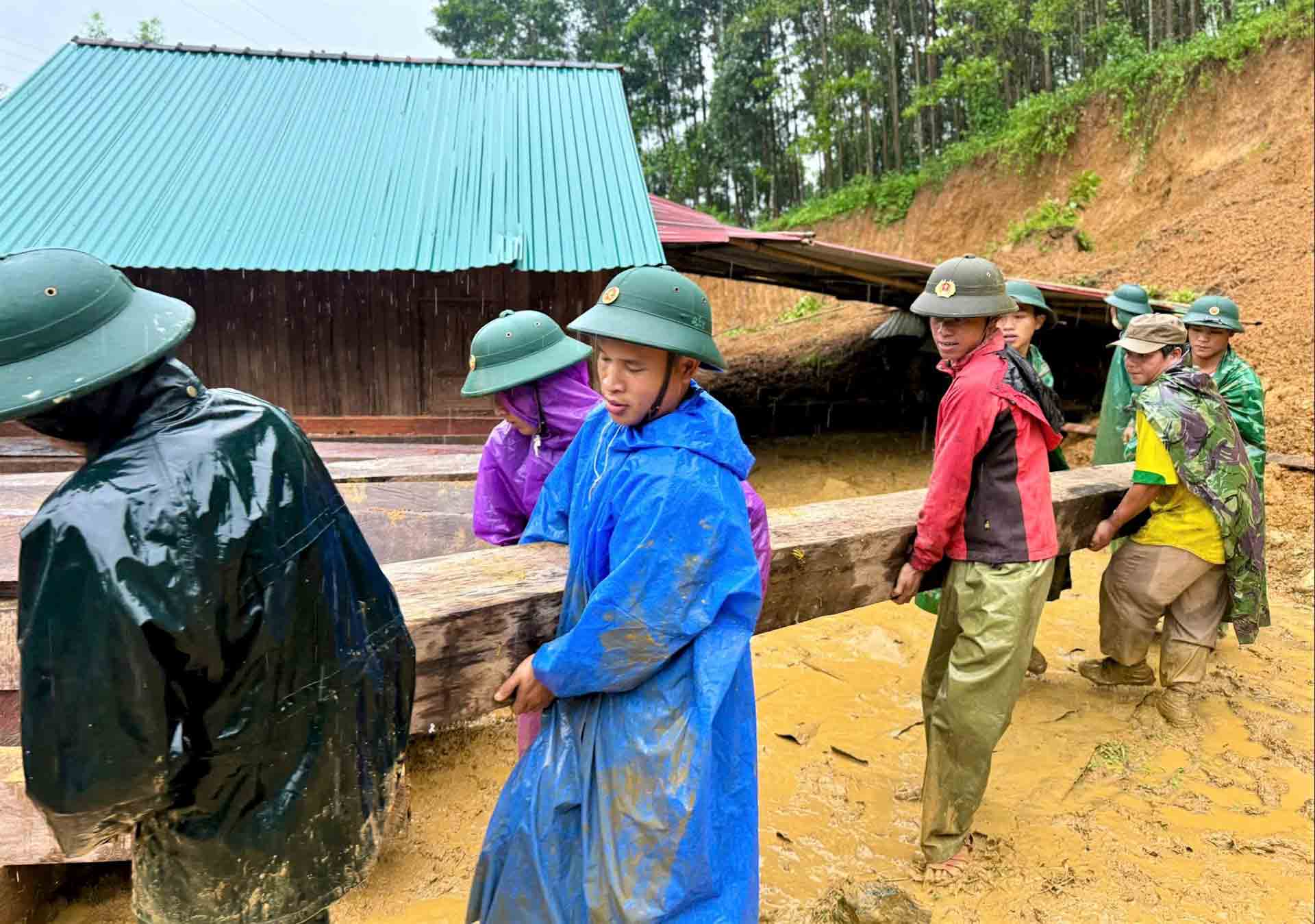 Ngập lụt, sạt lở nghiêm trọng ở nhiều tỉnh miền Trung - Ảnh 2.