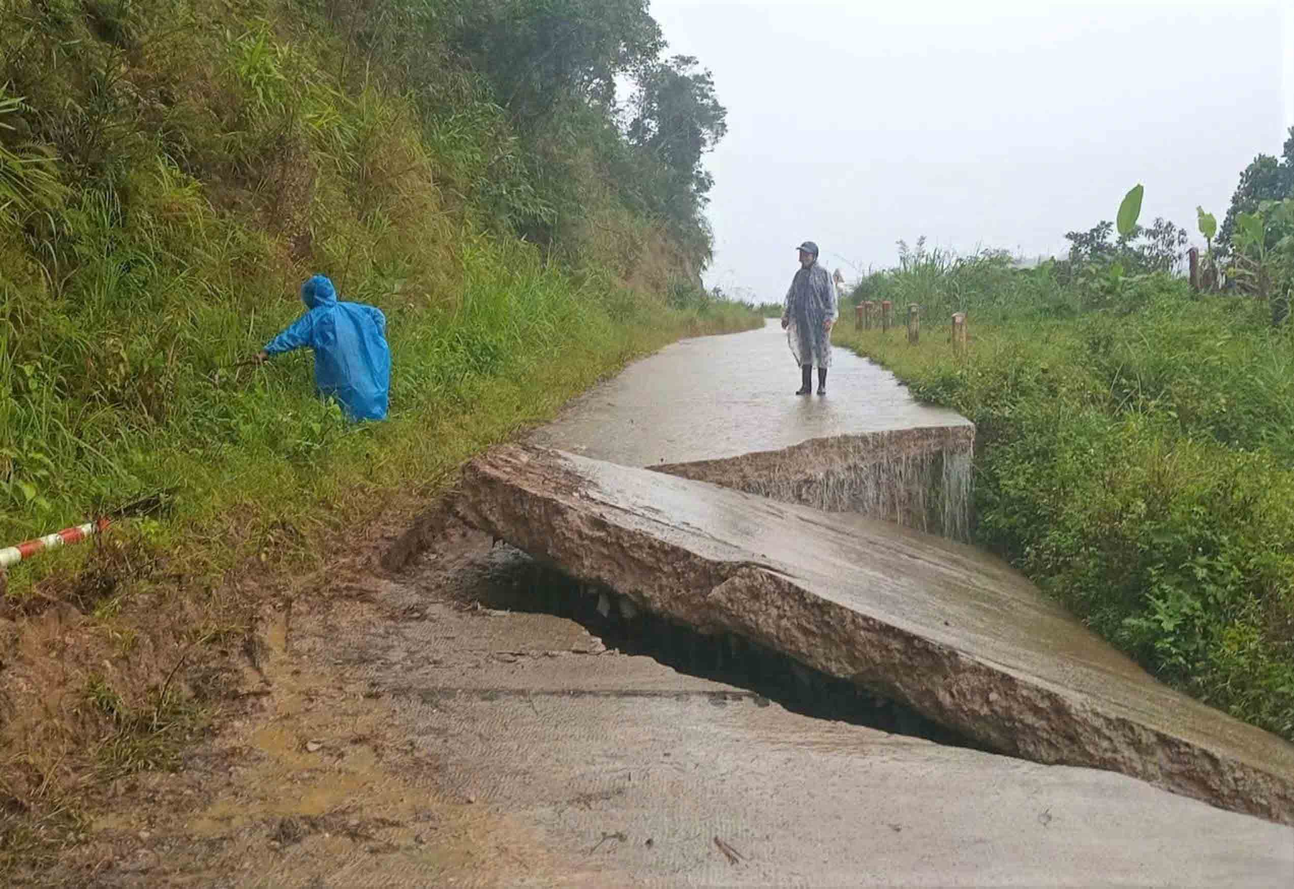 Ngập lụt, sạt lở nghiêm trọng ở nhiều tỉnh miền Trung - Ảnh 5.