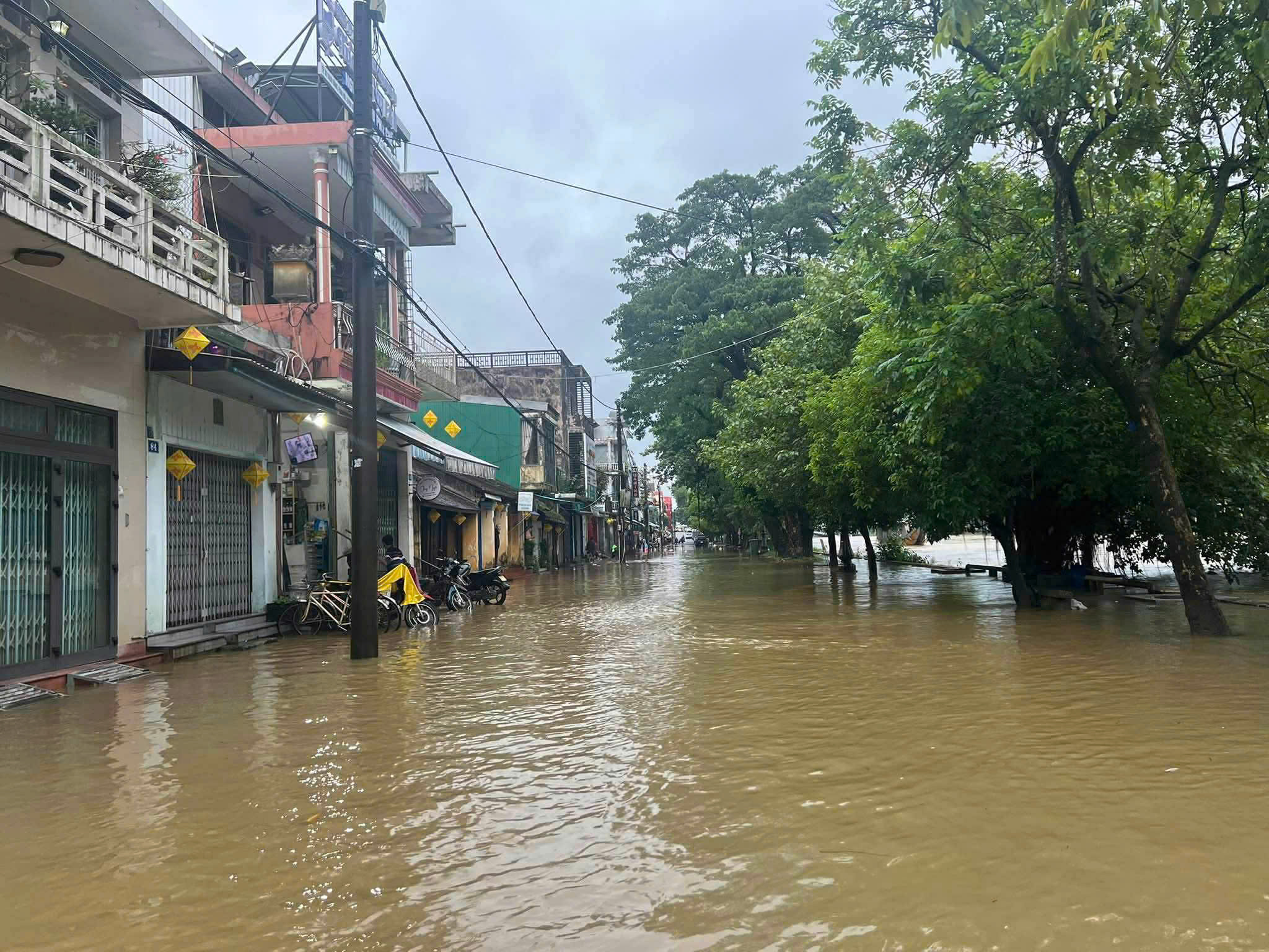 Lũ trên sông Hương lên cao, nhiều tuyến đường nội đô TP.Huế biến thành sông- Ảnh 6. Lũ trên sông Hương lên cao, nhiều tuyến đường nội đô TP.Huế biến thành sông- Ảnh 6.