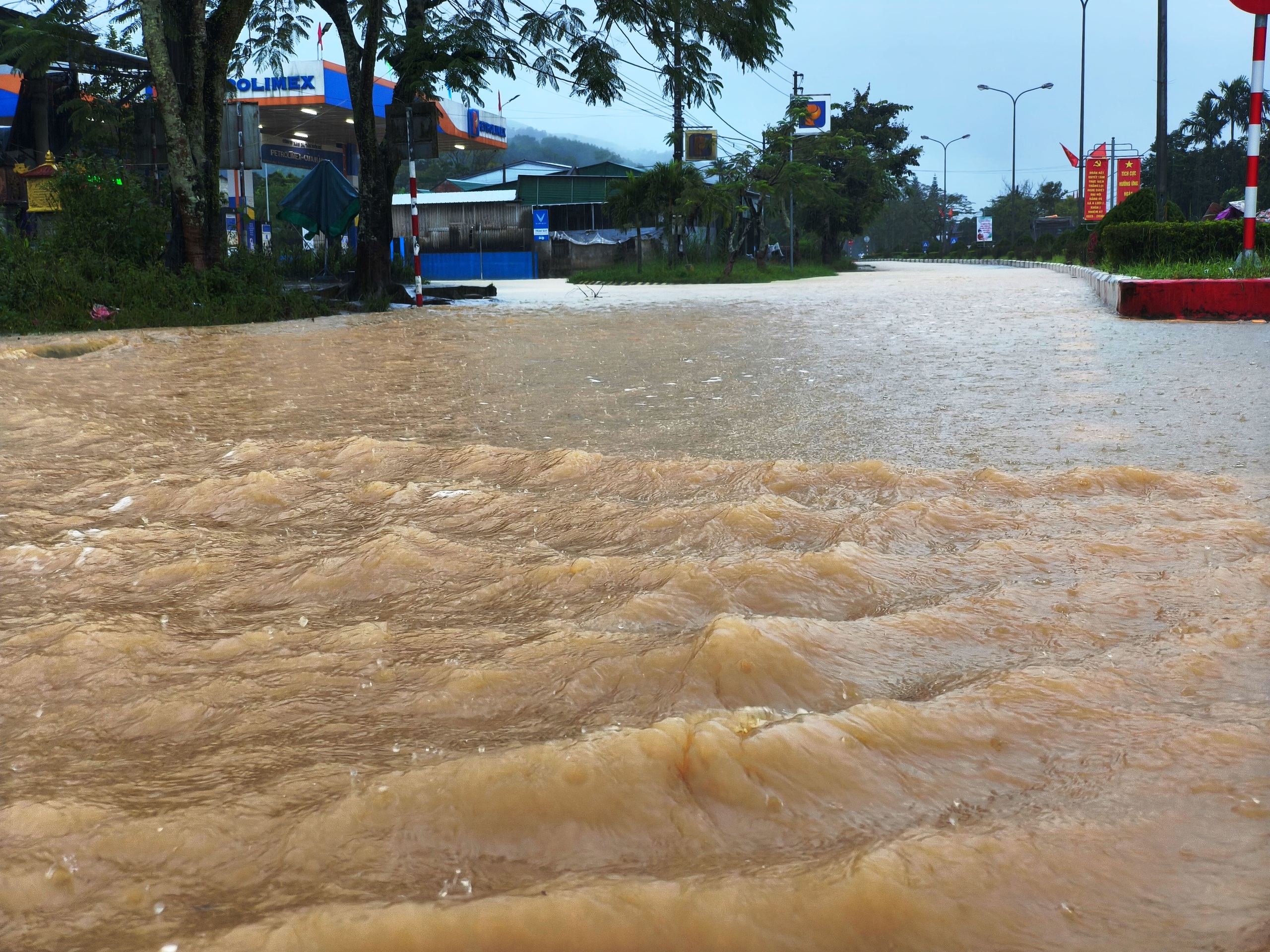 Mưa lớn kéo dài, đường Hồ Chí Minh qua vùng cao A Lưới biến thành 'sông'- Ảnh 3. Mưa lớn kéo dài, đường Hồ Chí Minh qua vùng cao A Lưới biến thành 'sông'- Ảnh 3.