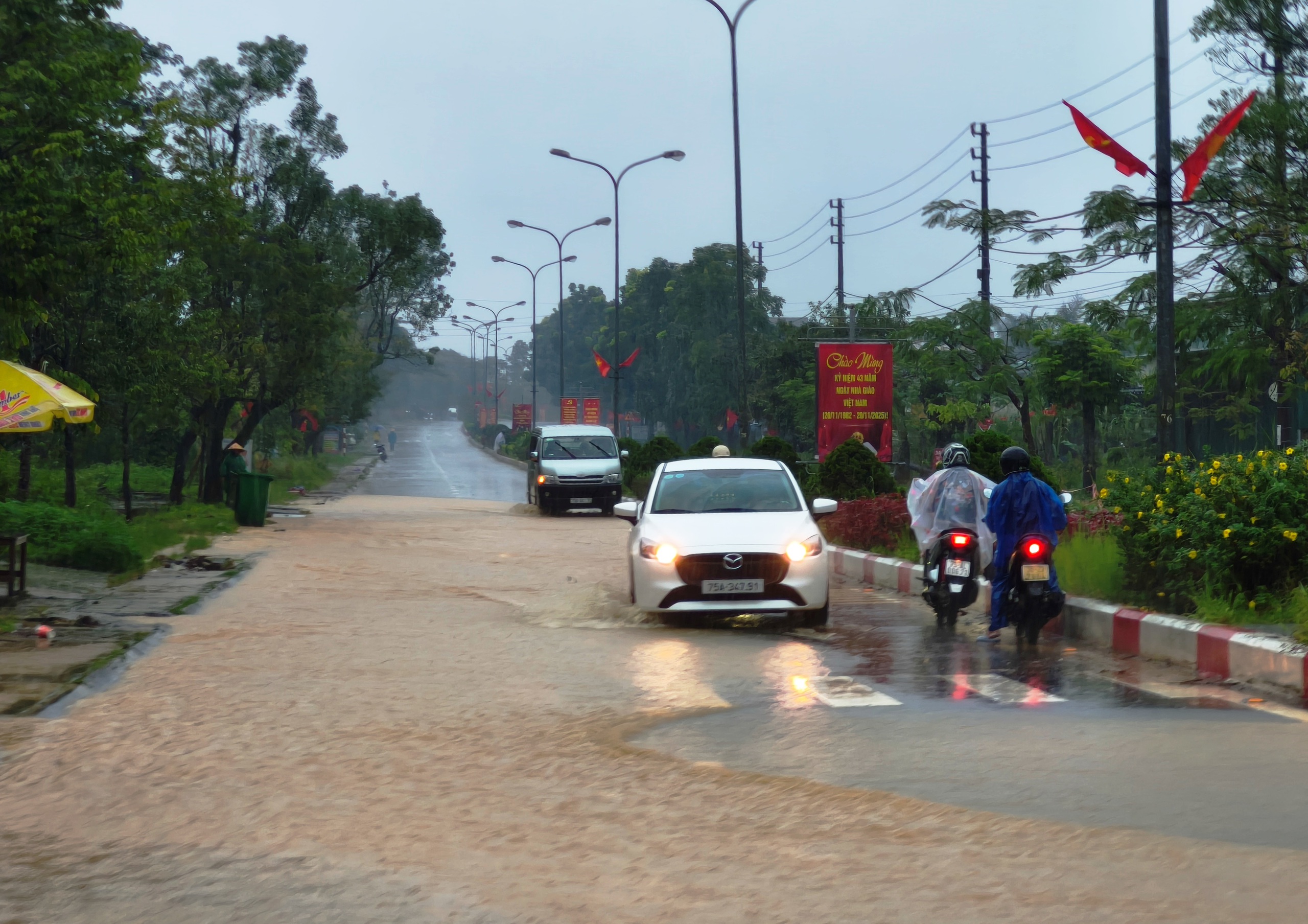 Mưa lớn kéo dài, đường Hồ Chí Minh qua vùng cao A Lưới biến thành 'sông'- Ảnh 13. Mưa lớn kéo dài, đường Hồ Chí Minh qua vùng cao A Lưới biến thành 'sông'- Ảnh 13.