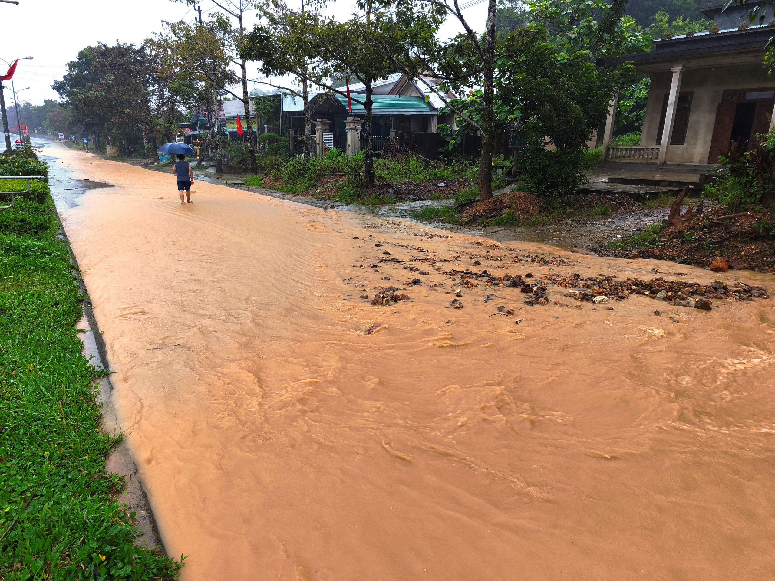 Mưa lớn kéo dài, đường Hồ Chí Minh qua vùng cao A Lưới biến thành 'sông'- Ảnh 4. Mưa lớn kéo dài, đường Hồ Chí Minh qua vùng cao A Lưới biến thành 'sông'- Ảnh 4.
