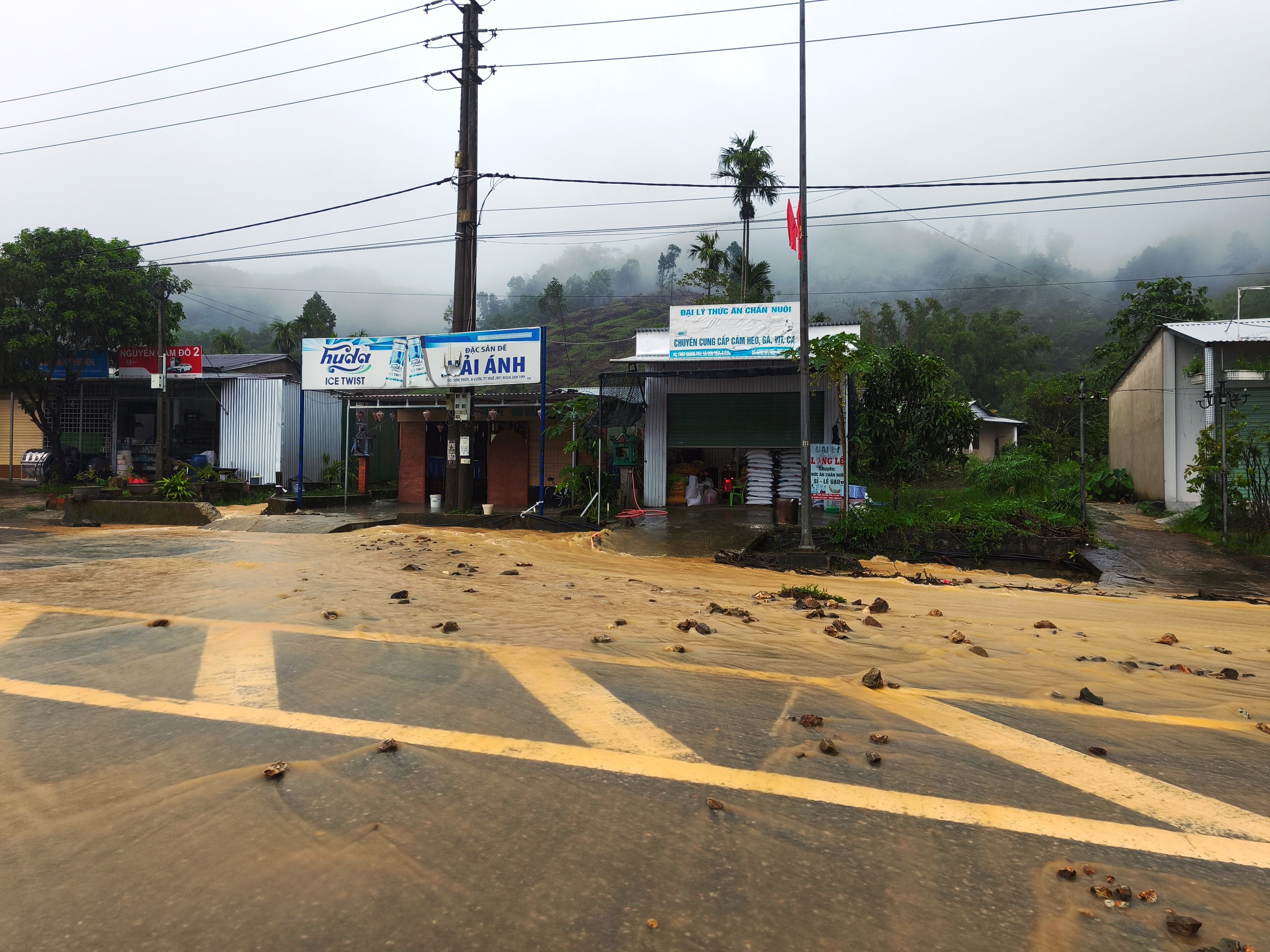 Mưa lớn kéo dài, đường Hồ Chí Minh qua vùng cao A Lưới biến thành 'sông'- Ảnh 6. Mưa lớn kéo dài, đường Hồ Chí Minh qua vùng cao A Lưới biến thành 'sông'- Ảnh 6.