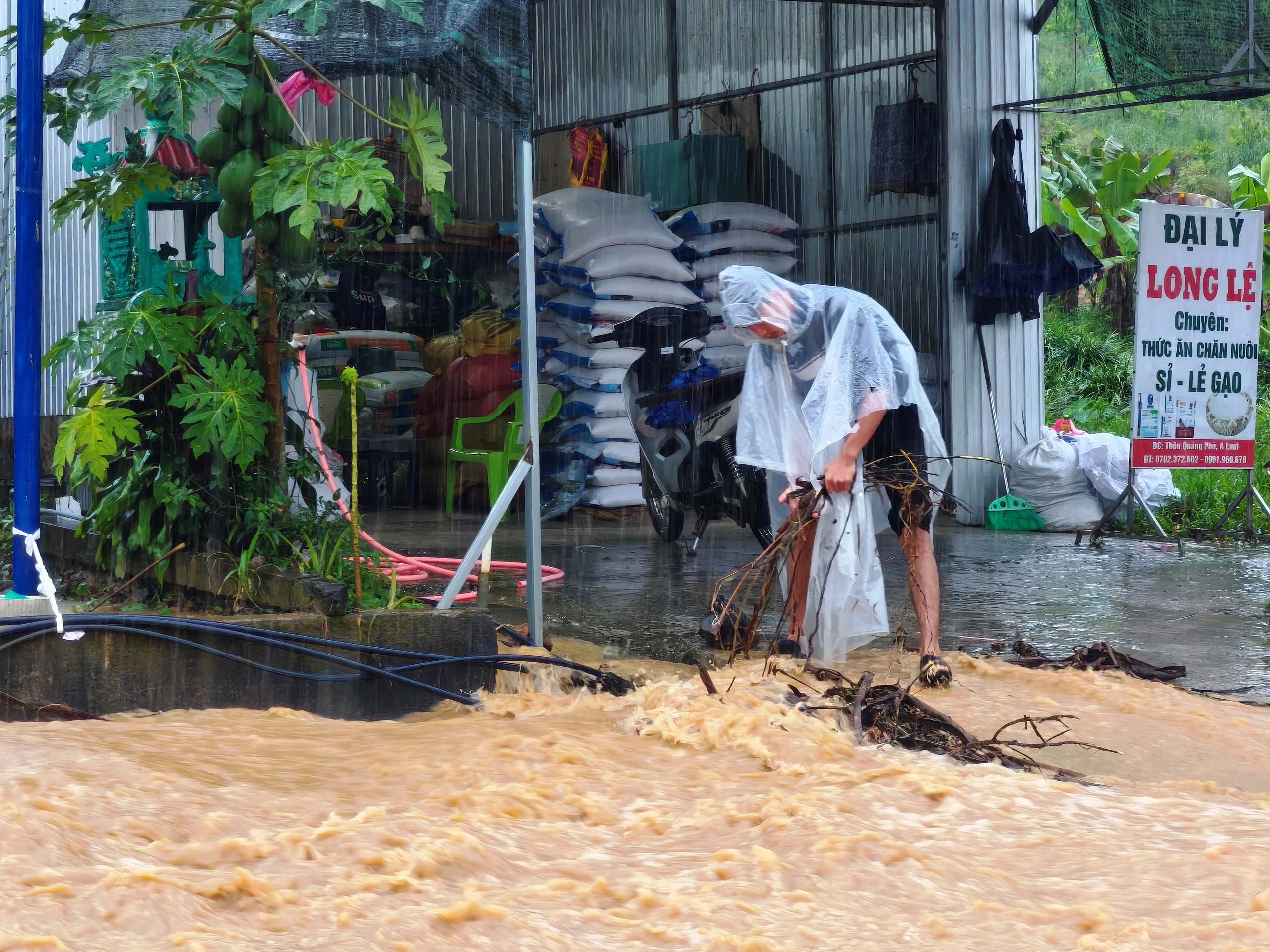 Mưa lớn kéo dài, đường Hồ Chí Minh qua vùng cao A Lưới biến thành 'sông'- Ảnh 11. Mưa lớn kéo dài, đường Hồ Chí Minh qua vùng cao A Lưới biến thành 'sông'- Ảnh 11.