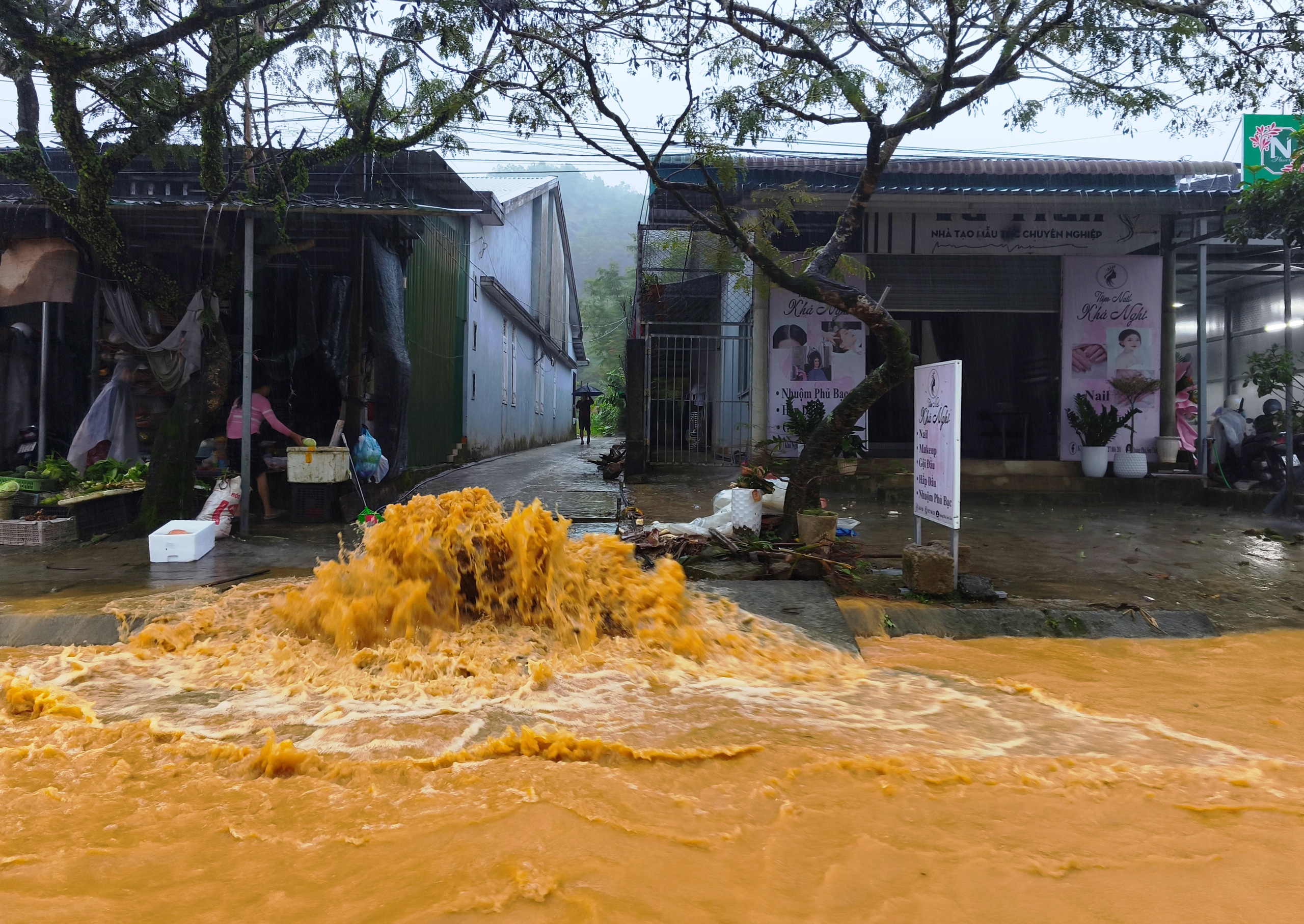 Mưa lớn kéo dài, đường Hồ Chí Minh qua vùng cao A Lưới biến thành 'sông'- Ảnh 1. Mưa lớn kéo dài, đường Hồ Chí Minh qua vùng cao A Lưới biến thành 'sông'- Ảnh 1.