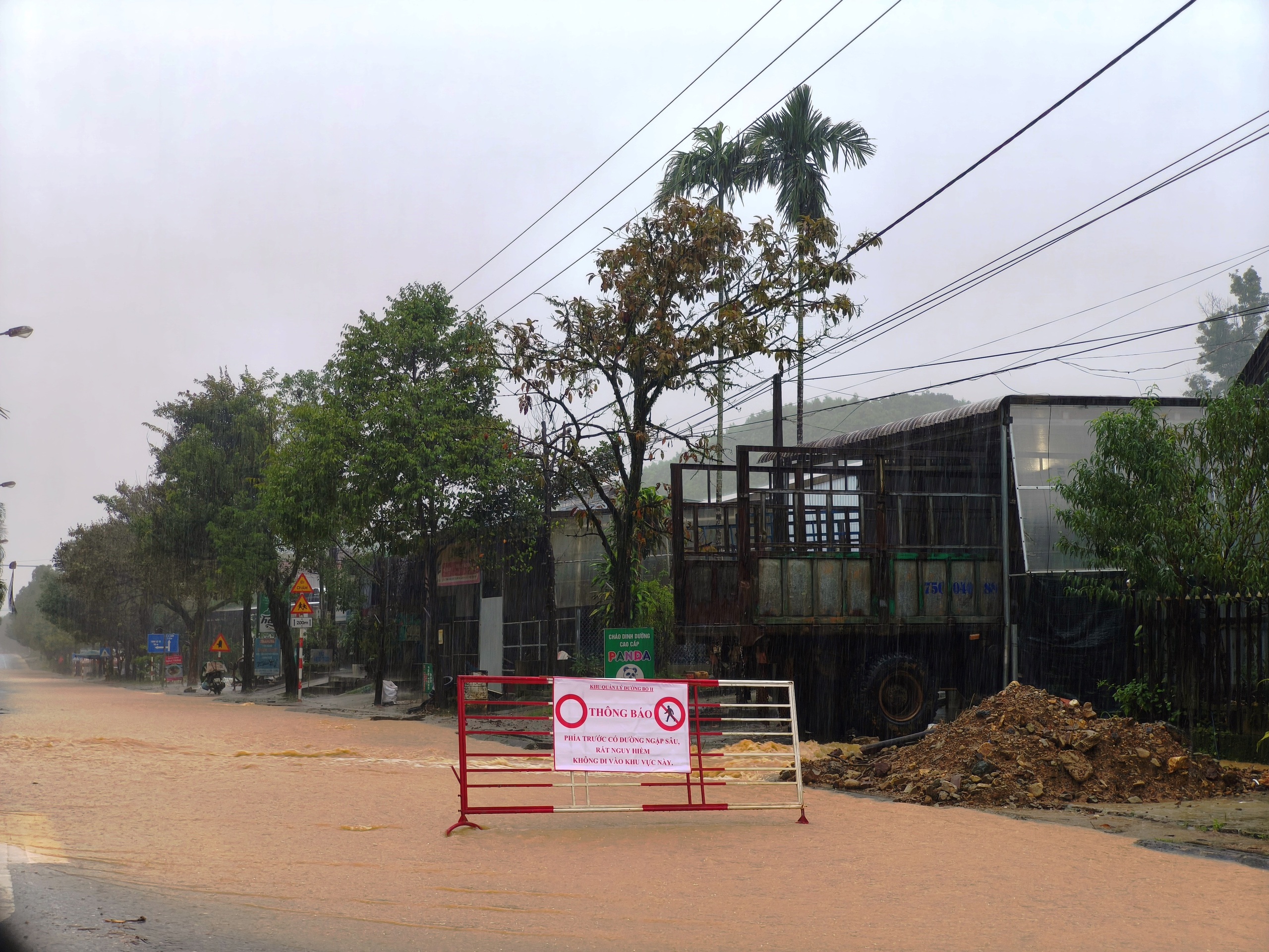 Mưa lớn kéo dài, đường Hồ Chí Minh qua vùng cao A Lưới biến thành 'sông'- Ảnh 8. Mưa lớn kéo dài, đường Hồ Chí Minh qua vùng cao A Lưới biến thành 'sông'- Ảnh 8.
