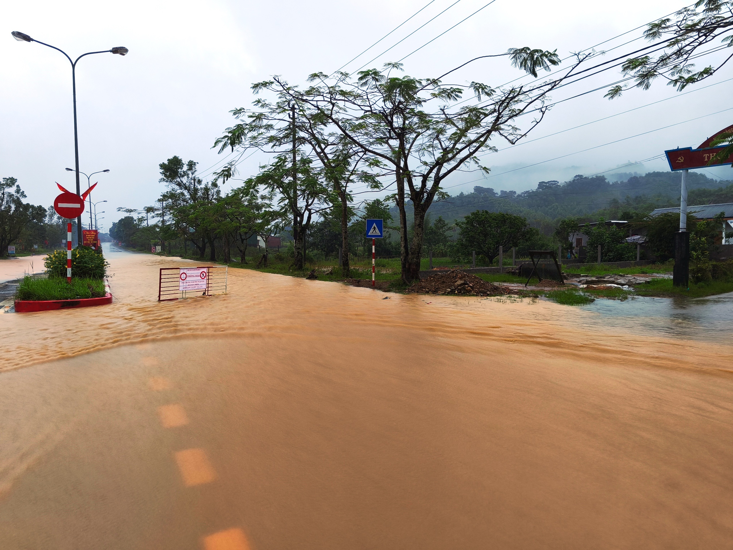 Mưa lớn kéo dài, đường Hồ Chí Minh qua vùng cao A Lưới biến thành 'sông'- Ảnh 5. Mưa lớn kéo dài, đường Hồ Chí Minh qua vùng cao A Lưới biến thành 'sông'- Ảnh 5.