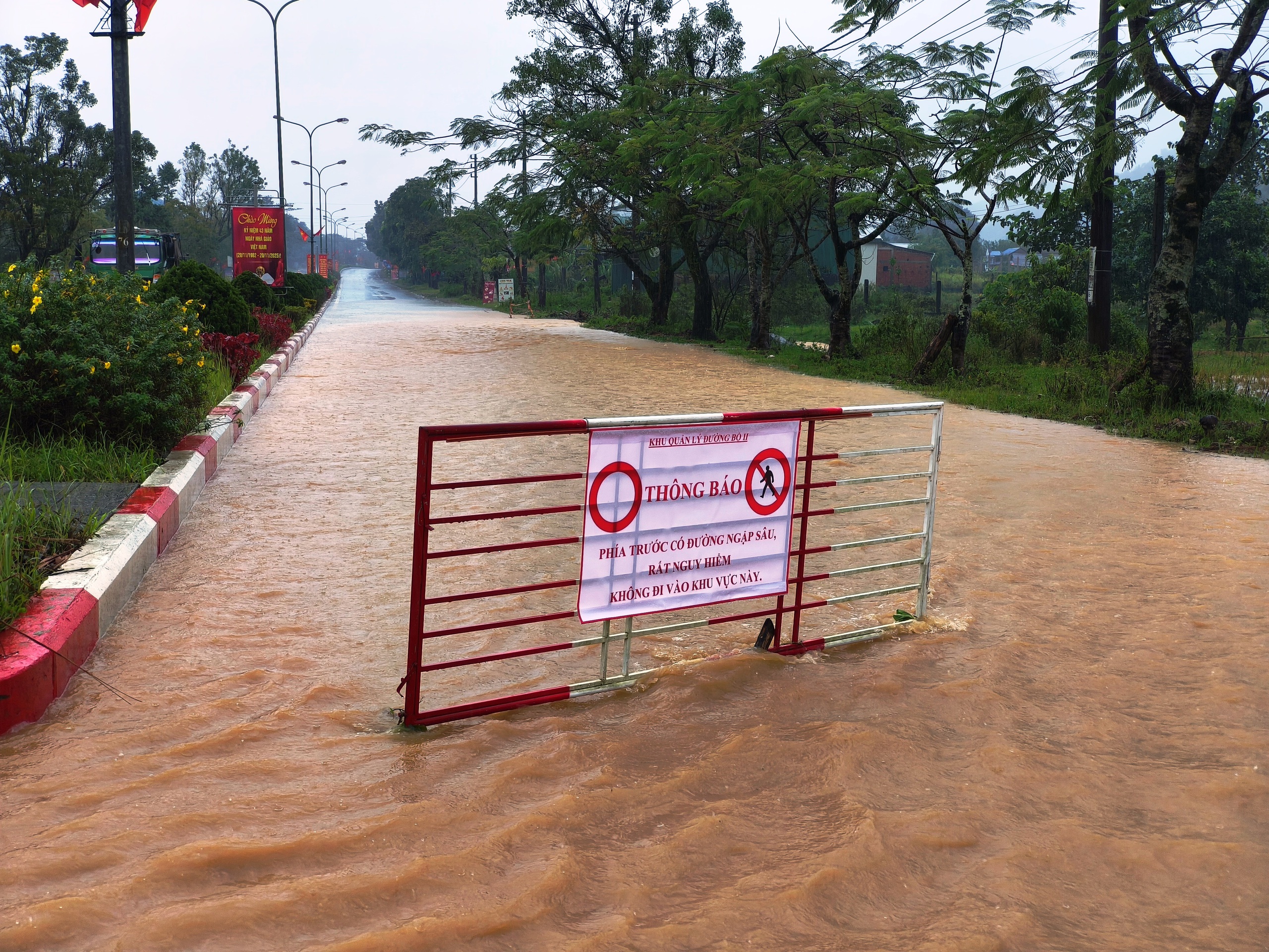 Mưa lớn kéo dài, đường Hồ Chí Minh qua vùng cao A Lưới biến thành 'sông'- Ảnh 7. Mưa lớn kéo dài, đường Hồ Chí Minh qua vùng cao A Lưới biến thành 'sông'- Ảnh 7.